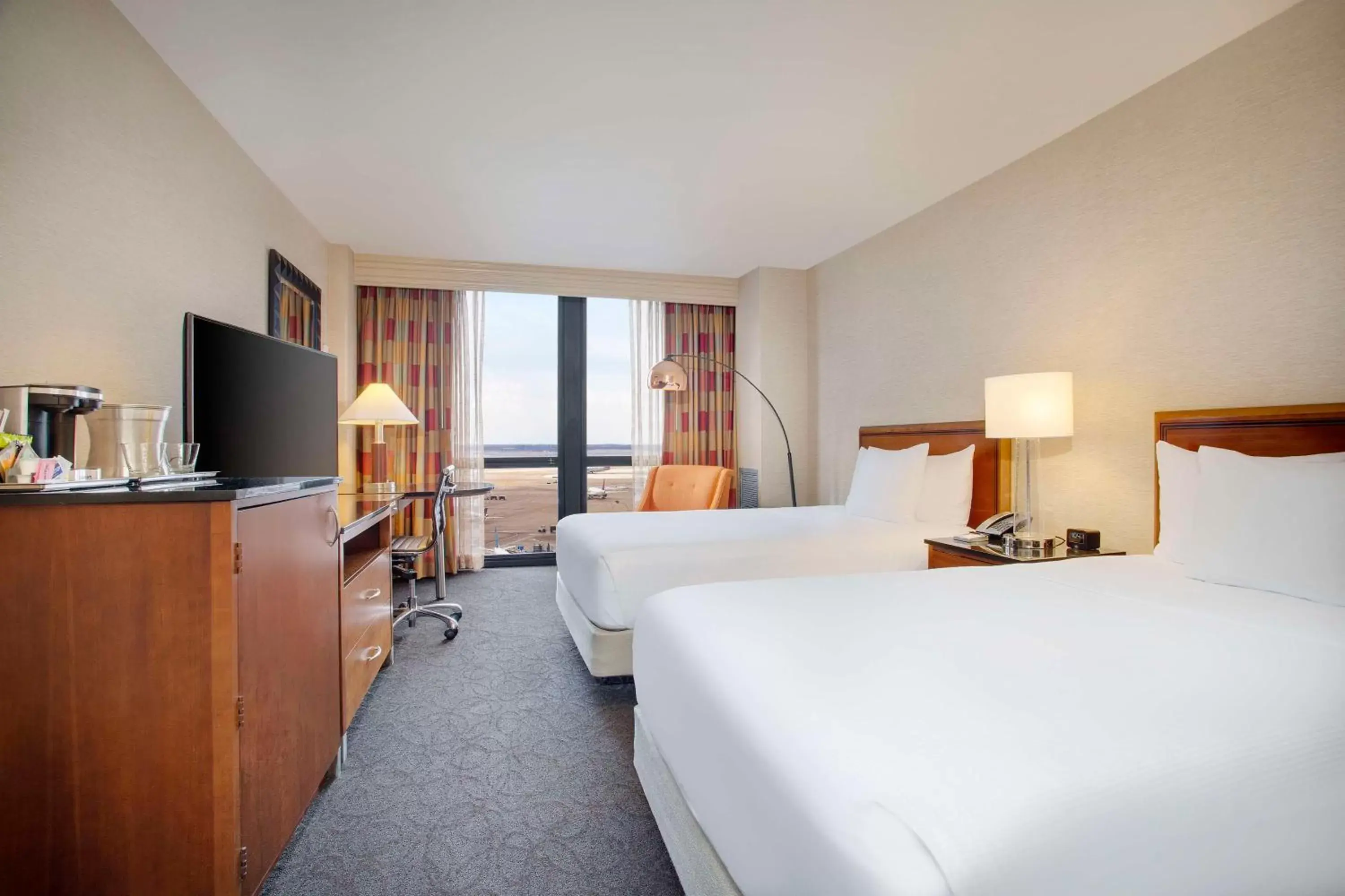 Bed, TV/Entertainment Center in Hilton Chicago O'Hare Airport