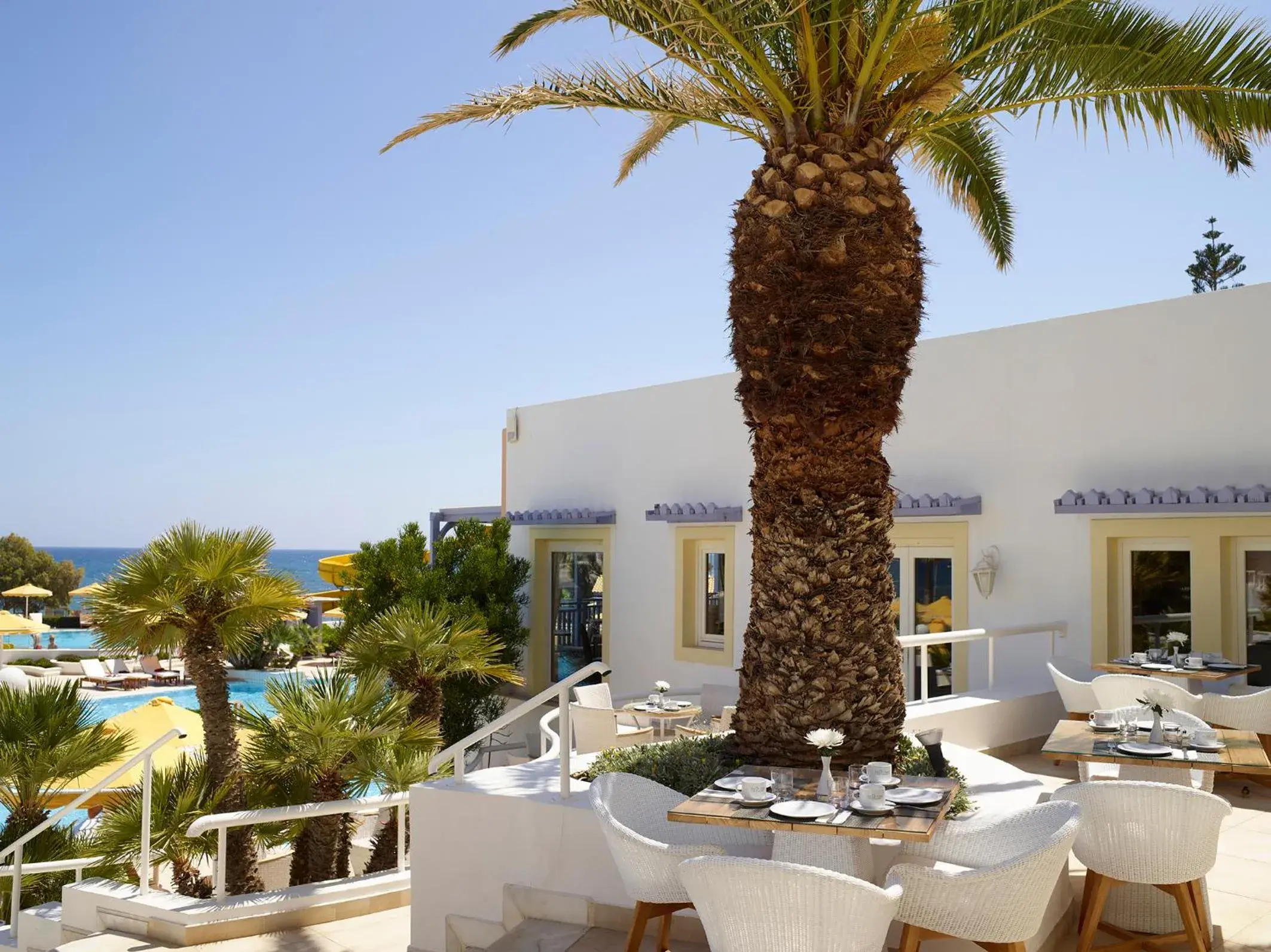 Restaurant/Places to Eat in Serita Beach Hotel