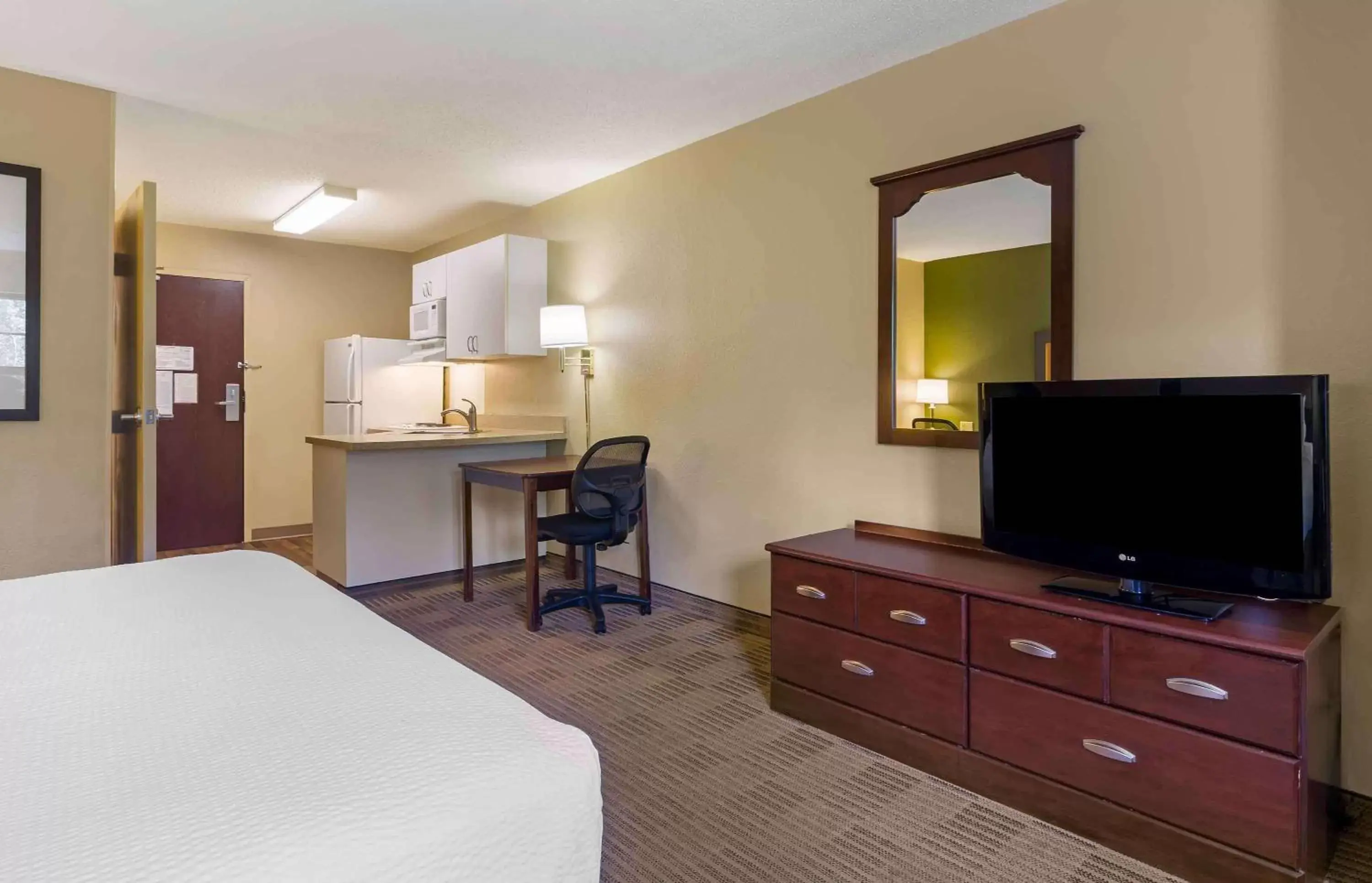 Bedroom, TV/Entertainment Center in Extended Stay America Suites - Nashua - Manchester