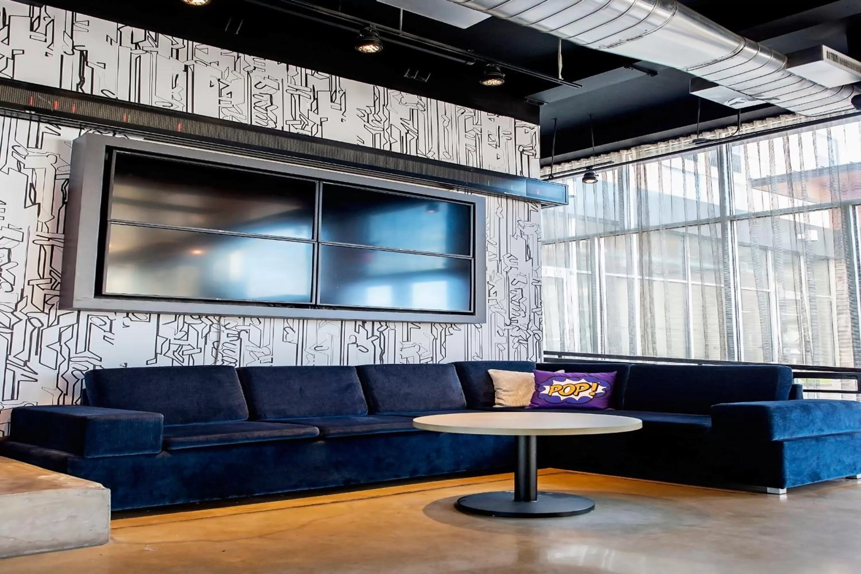 Lounge or bar in Aloft Tulsa