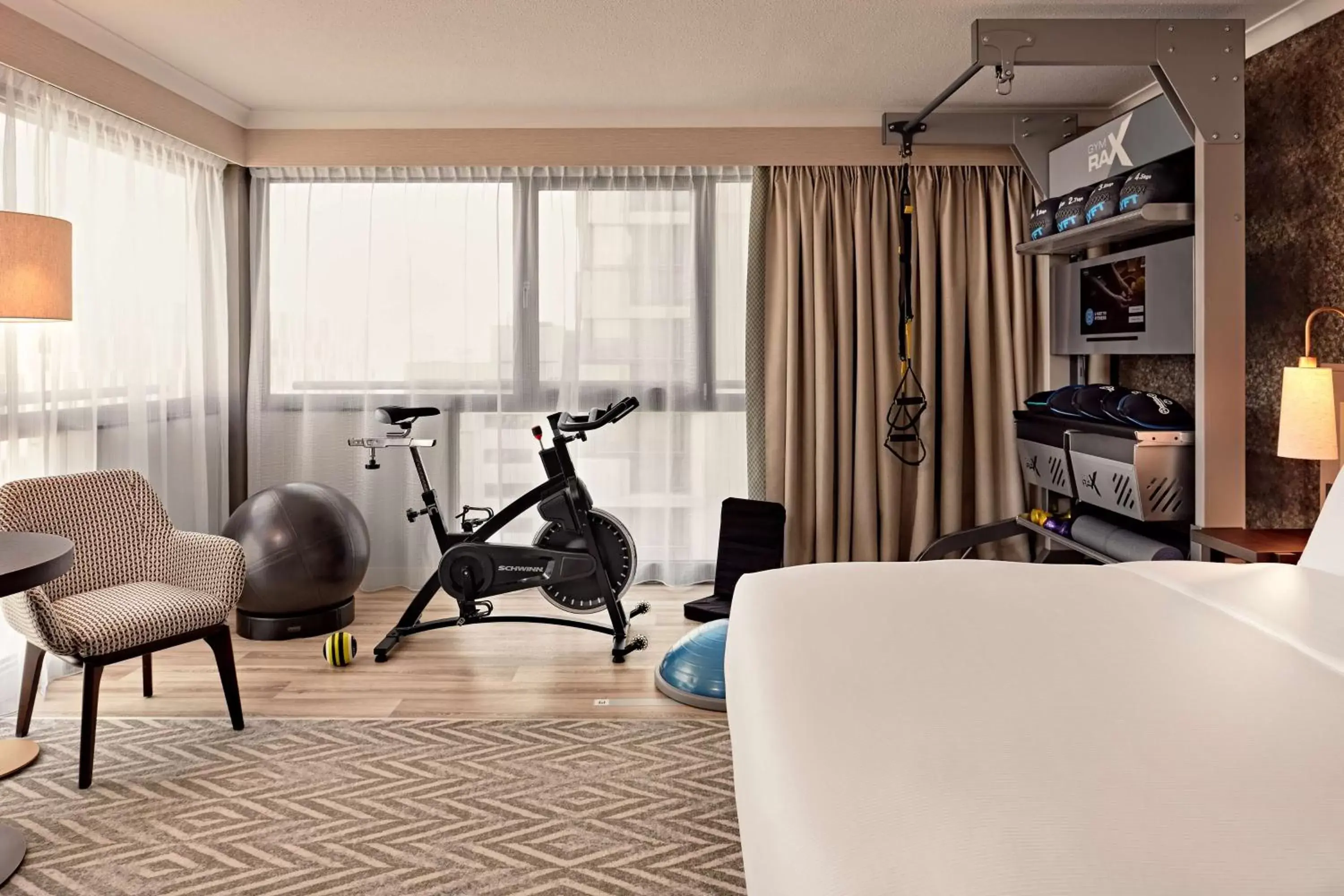 Bed, Fitness Center/Facilities in Hilton Vienna Park