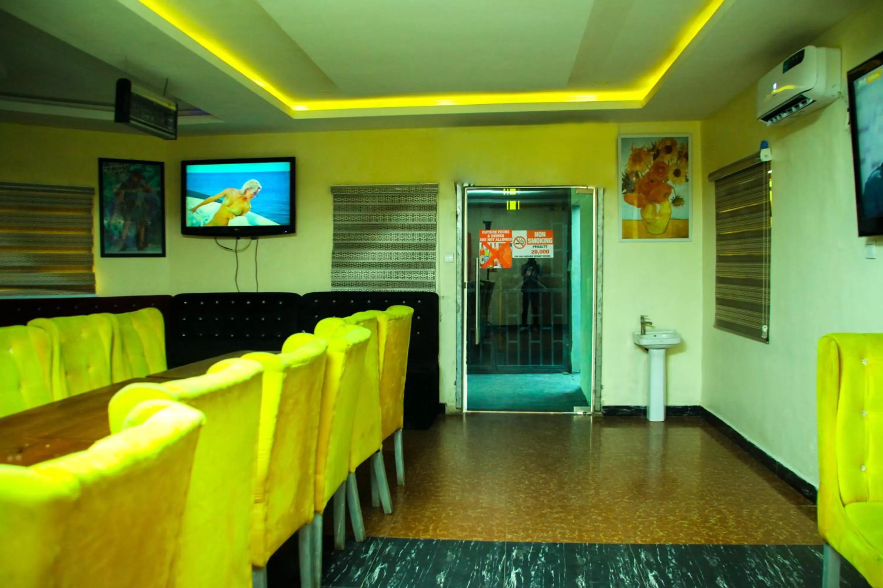 Communal lounge/ TV room in ONTARIO SUITES