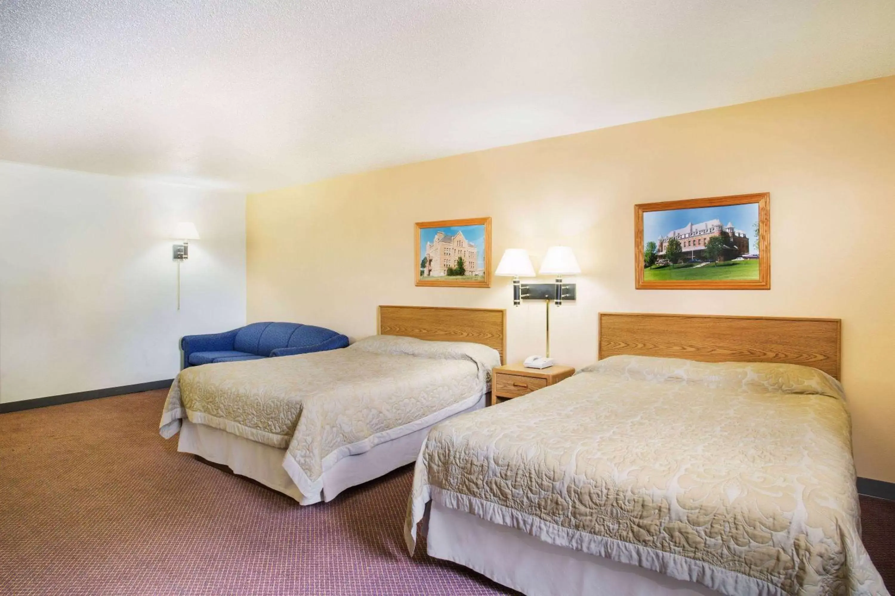 Photo of the whole room, Bed in Super 8 by Wyndham Hot Springs