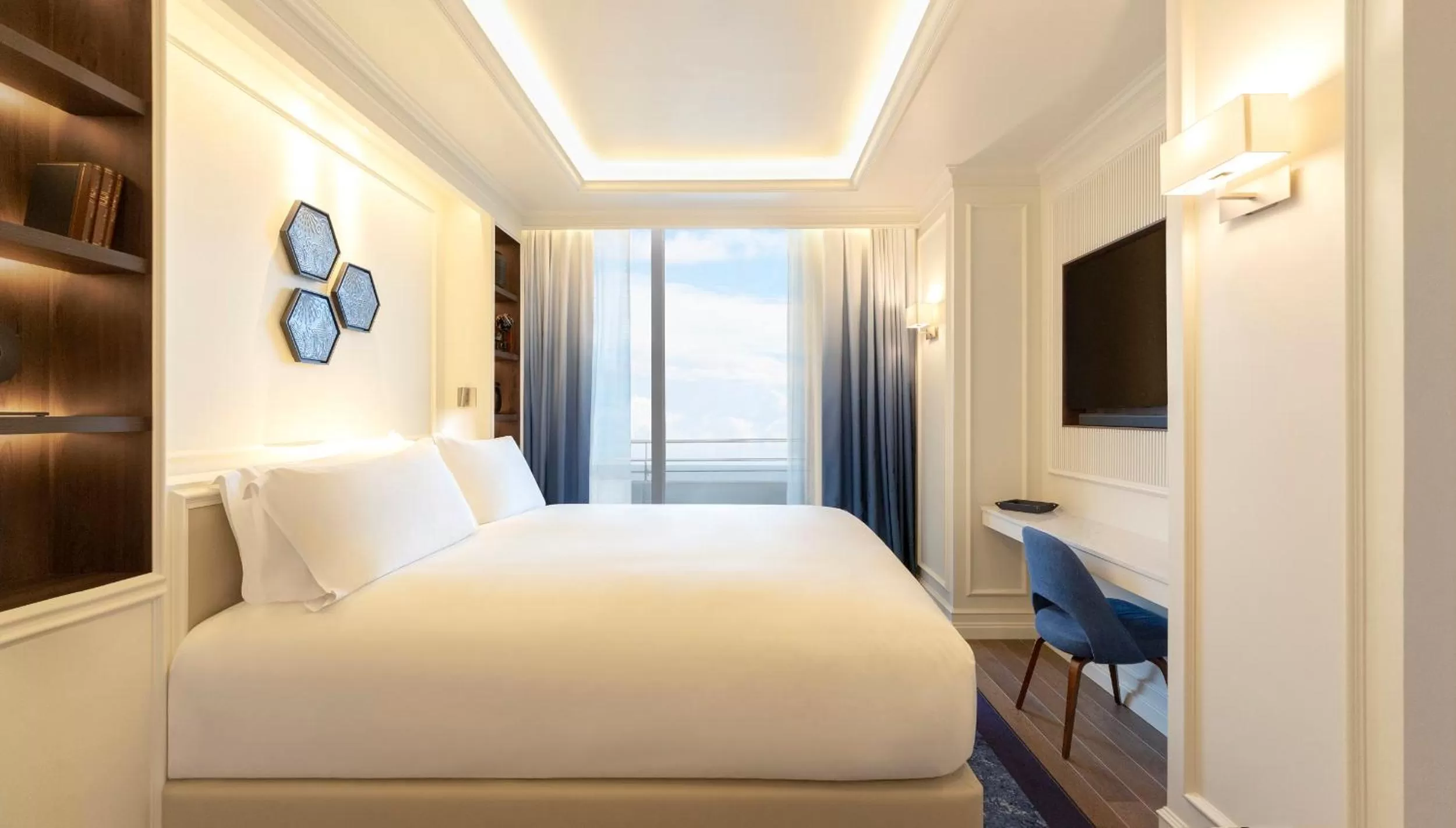 TV and multimedia, Bed in Sofitel Barcelona Skipper