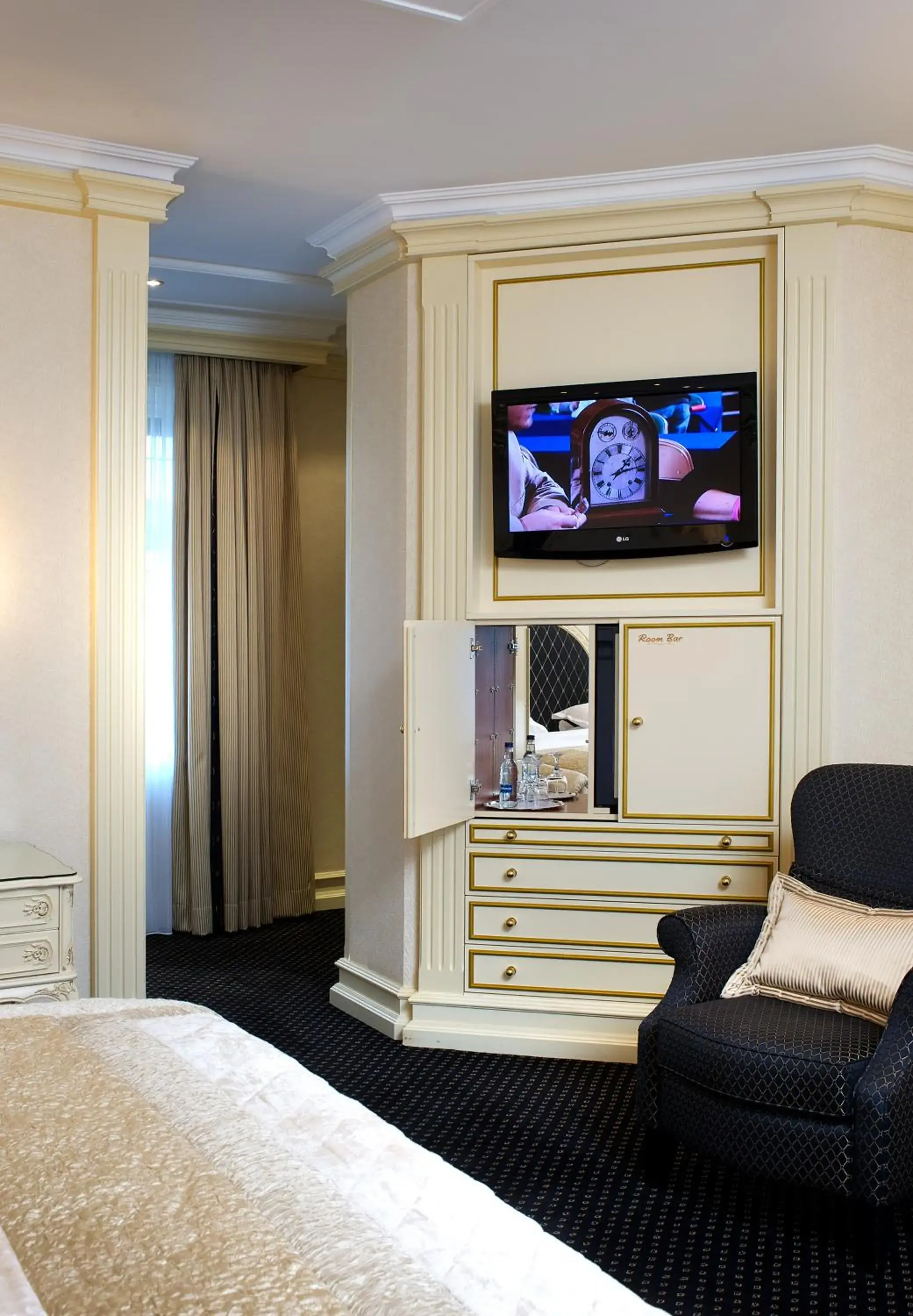 Seating area, TV/Entertainment Center in Fredrick's Hotel Restaurant Spa