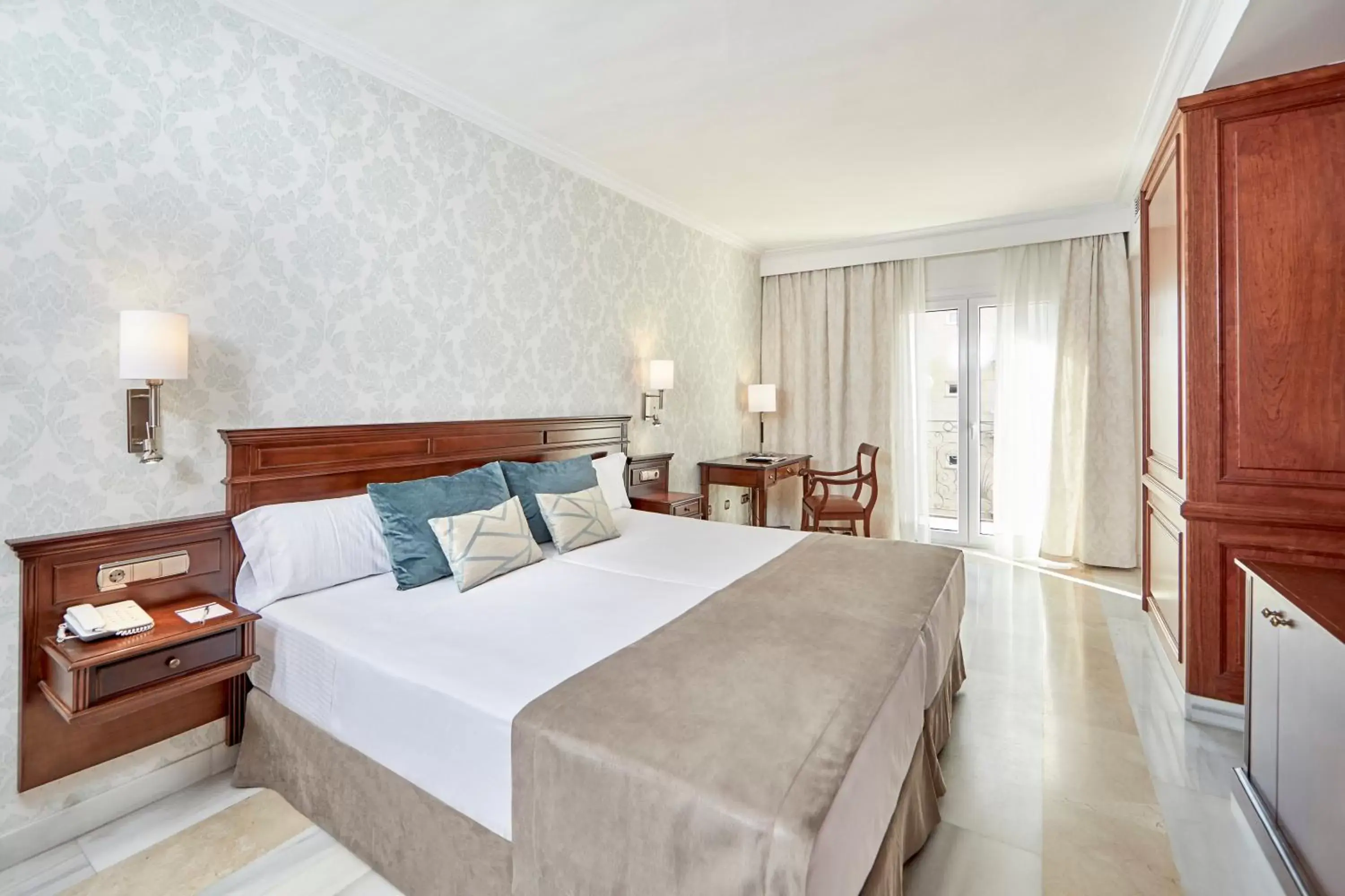 Photo of the whole room, Bed in Bordoy Continental Palma