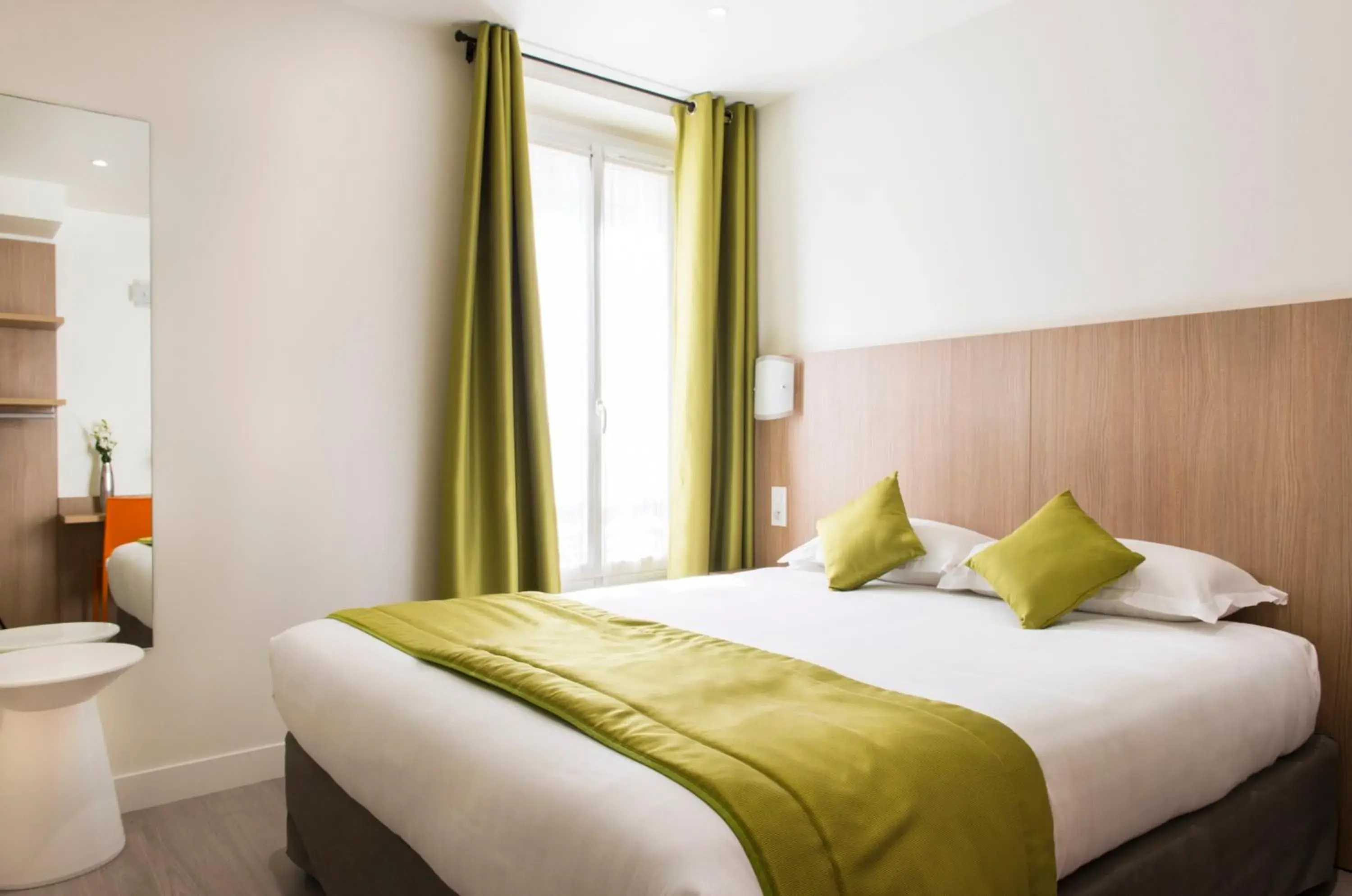 Bed in Hotel Bel Oranger Gare de Lyon Bed in Hotel Bel Oranger Gare de Lyon