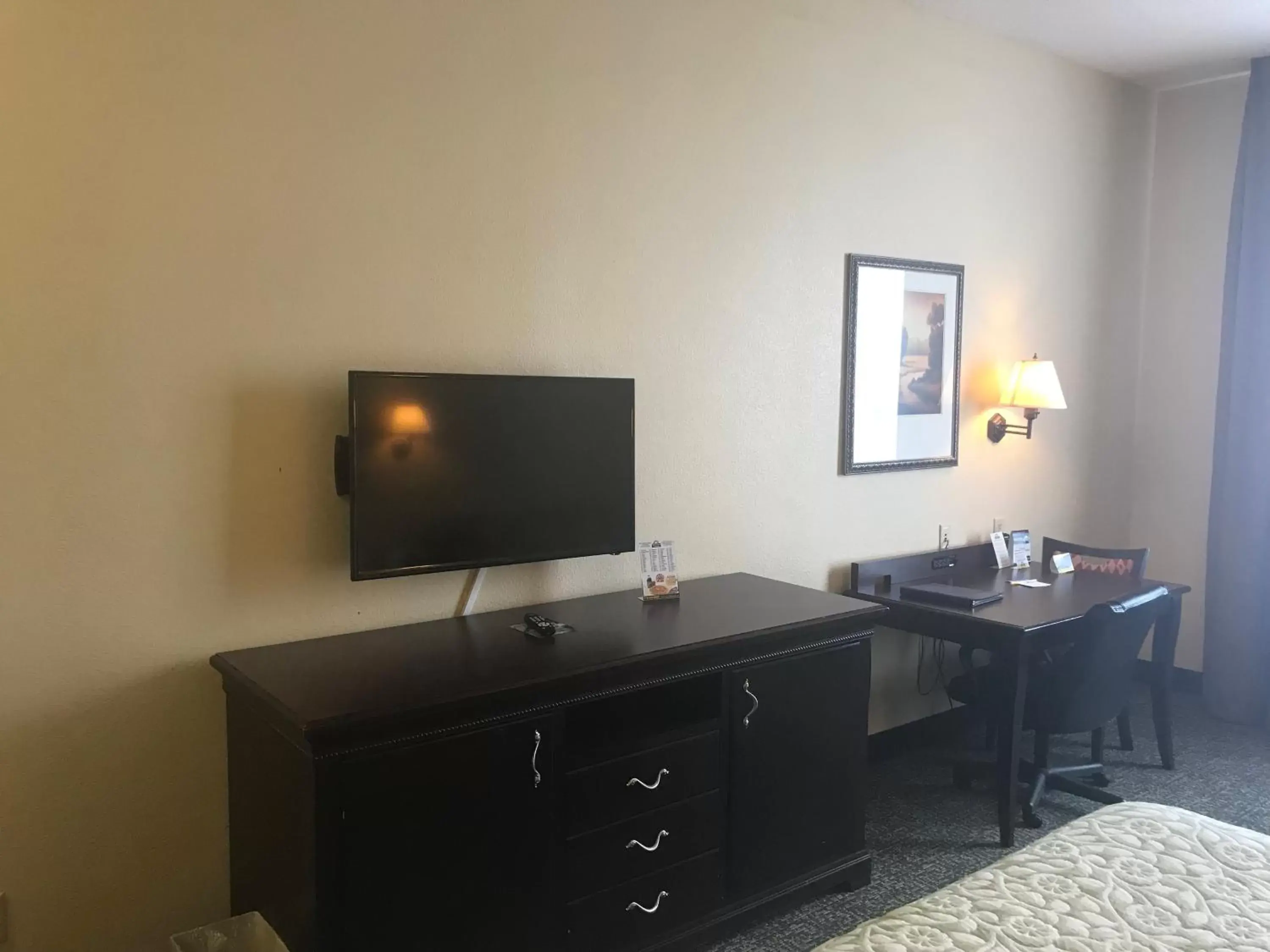 Photo of the whole room, TV/Entertainment Center in Days Inn & Suites by Wyndham Tucker/Northlake