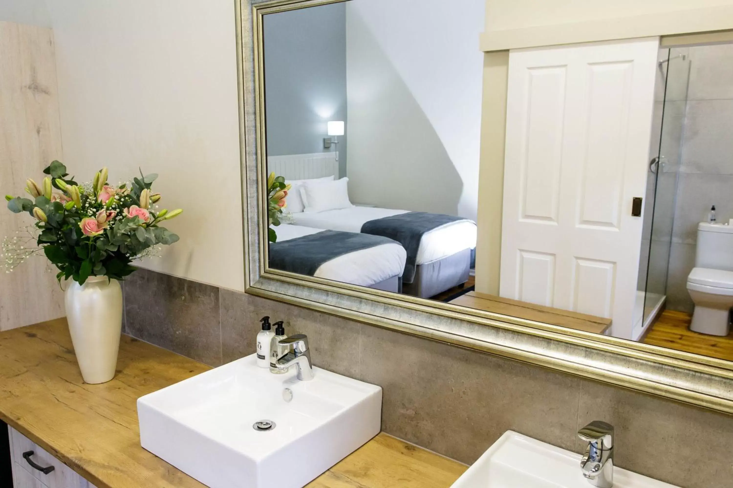 Bathroom in Queens Hotel by BON Hotels