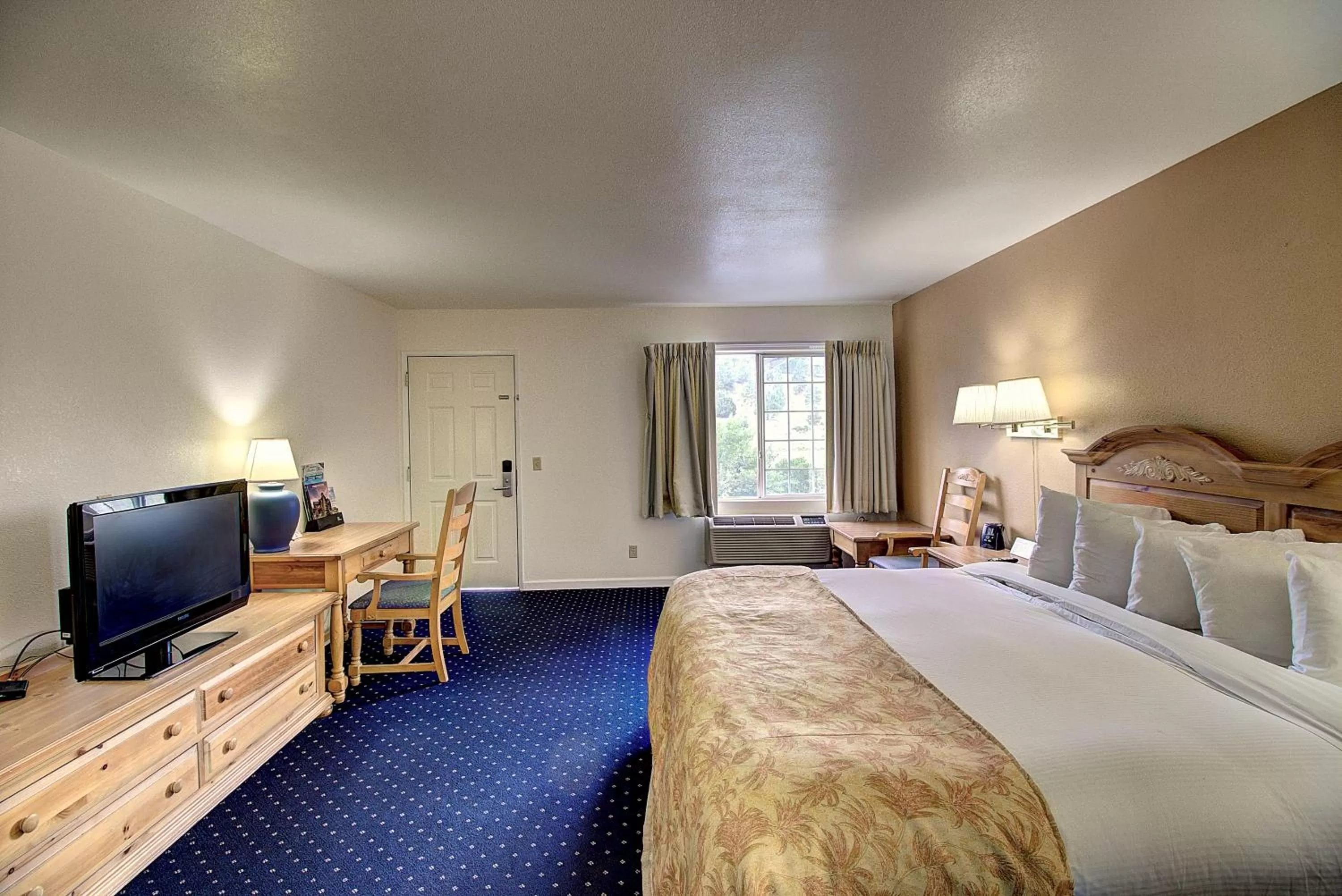Guests, Bed in Days Inn & Suites by Wyndham Lolo