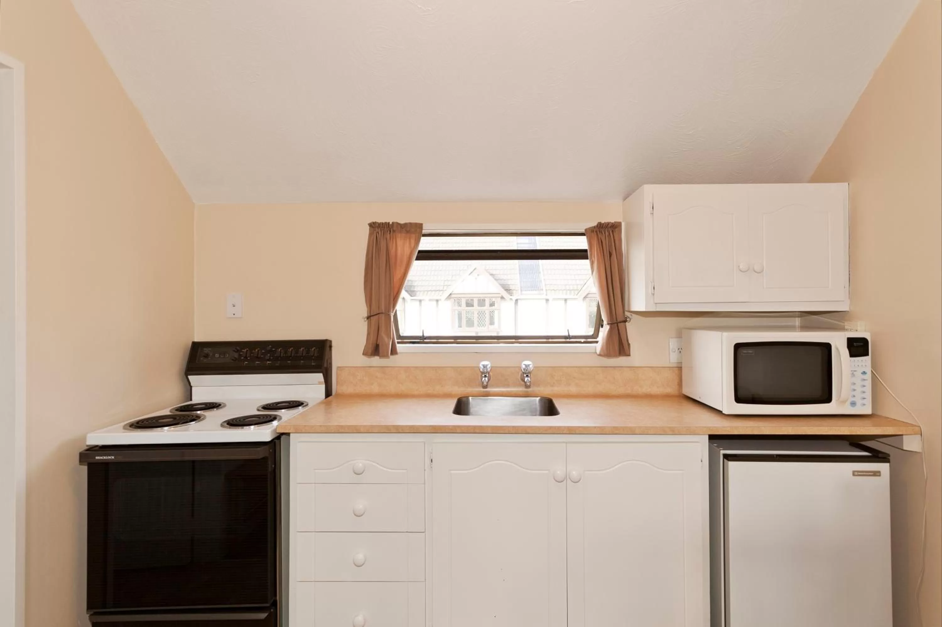 Kitchen or kitchenette in Merivale Court Motel & Apartments