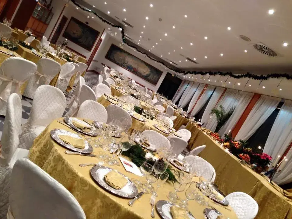 Restaurant/places to eat, Banquet Facilities in Platani Hotel