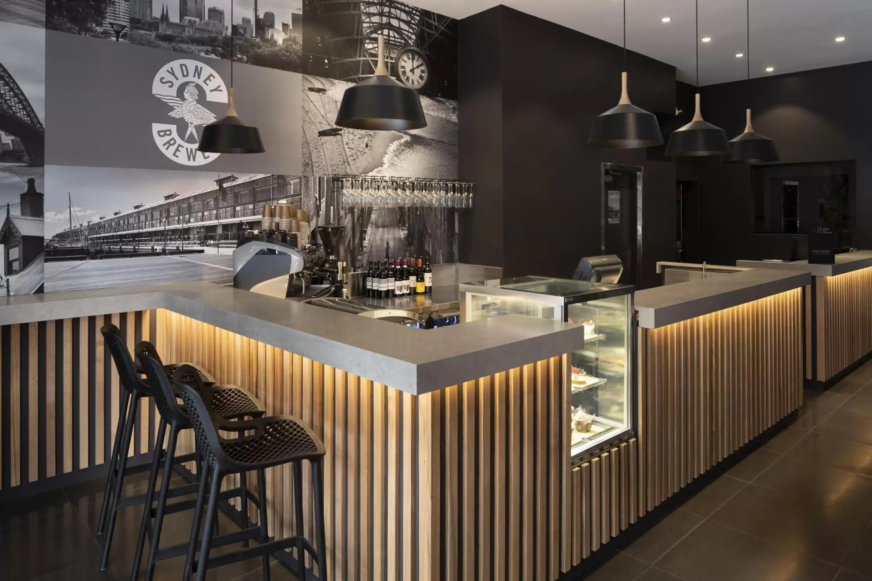 Lounge or bar, Kitchen/Kitchenette in ibis Sydney World Square