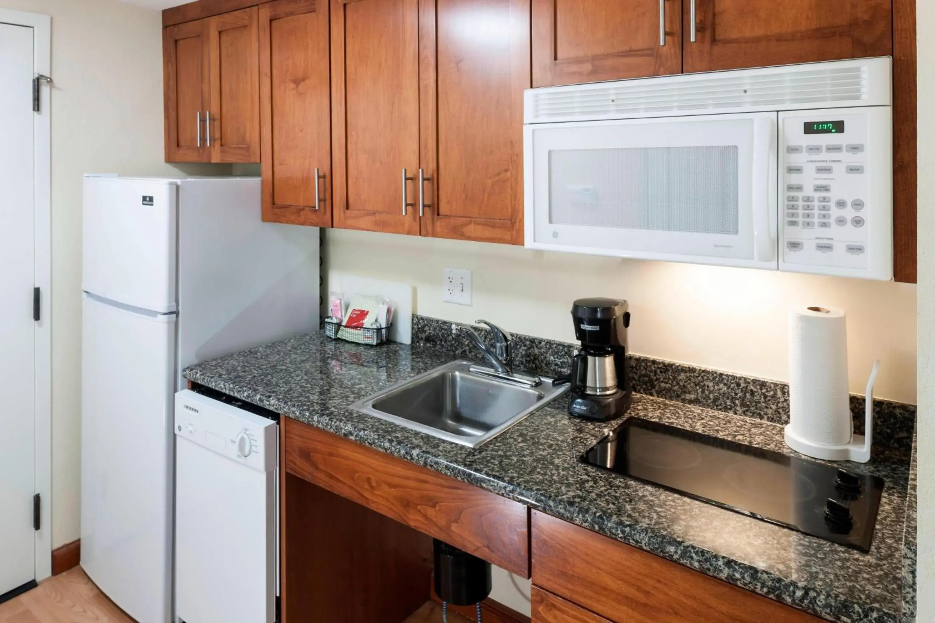 Kitchen or kitchenette, Kitchen/Kitchenette in TownePlace Suites Suffolk Chesapeake