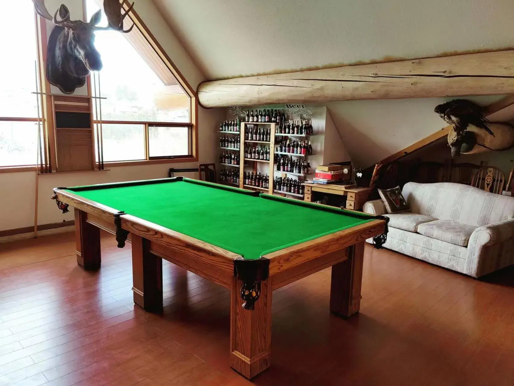 Game Room, Billiards in Bear's Claw Lodge