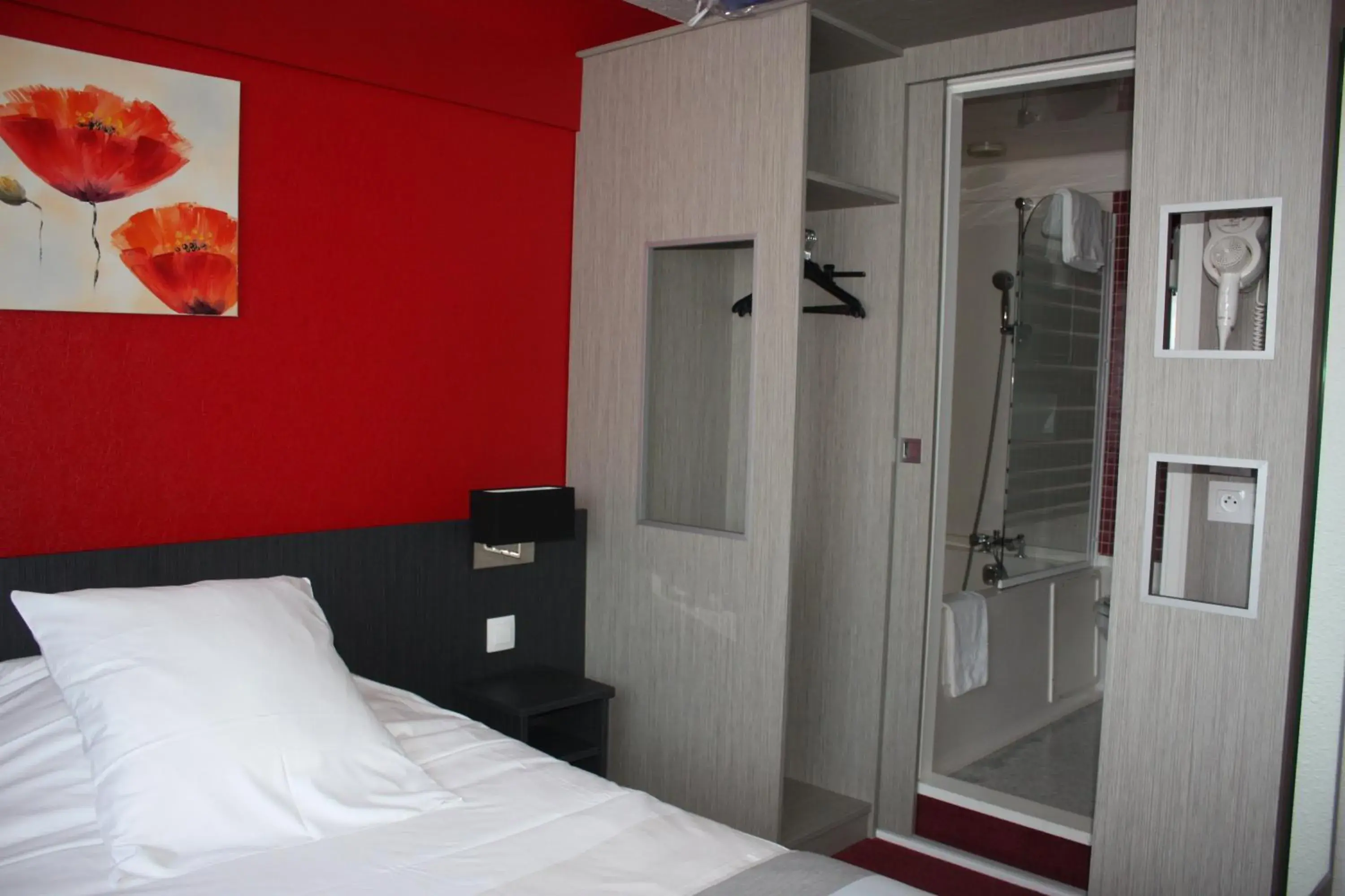 Photo of the whole room, Bed in The Originals City, Hotel Eden, Rouen Nord (Inter-Hotel)