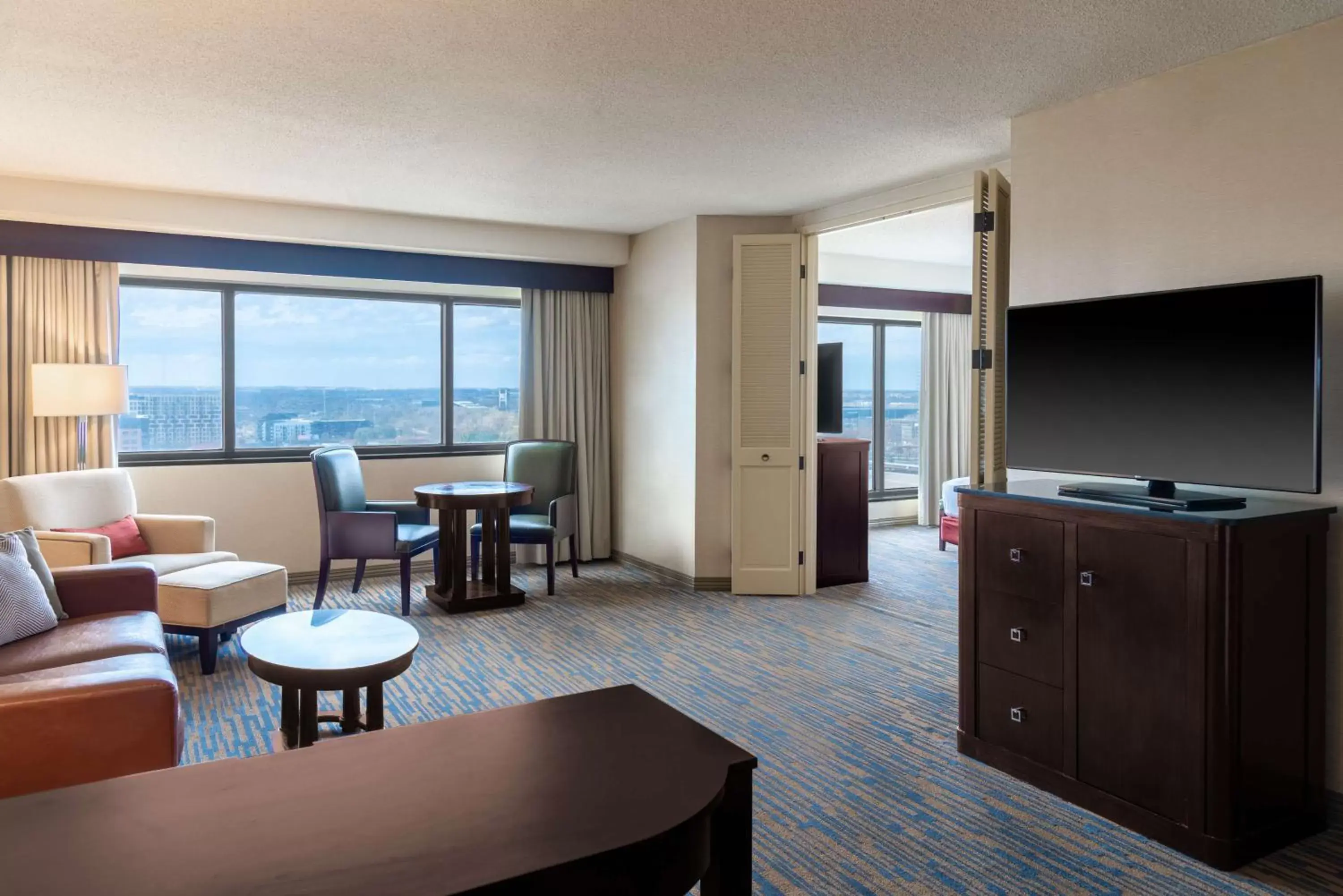 Living room in DoubleTree Suites by Hilton Hotel Columbus Downtown