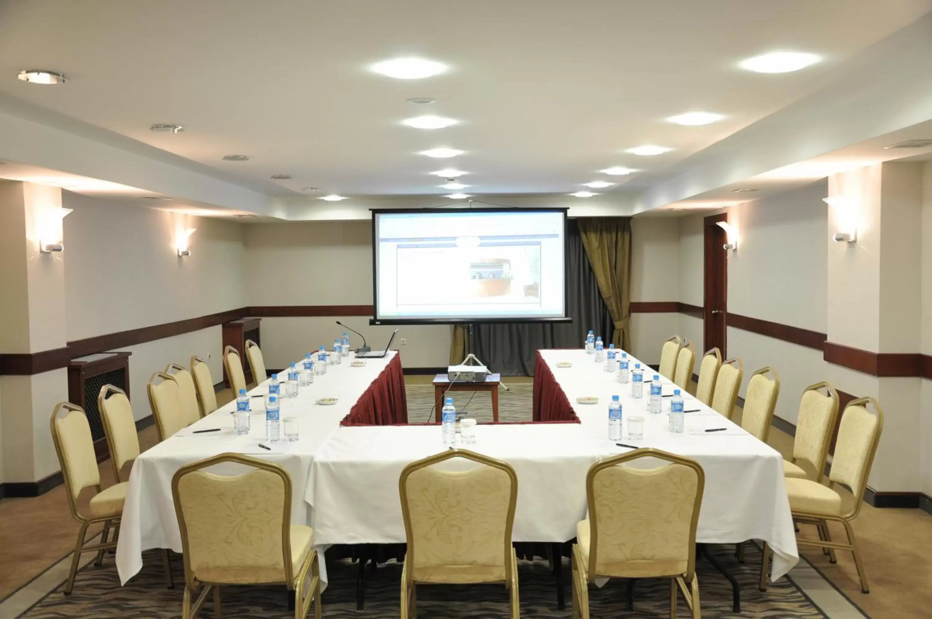 Business facilities in Hotel Midi