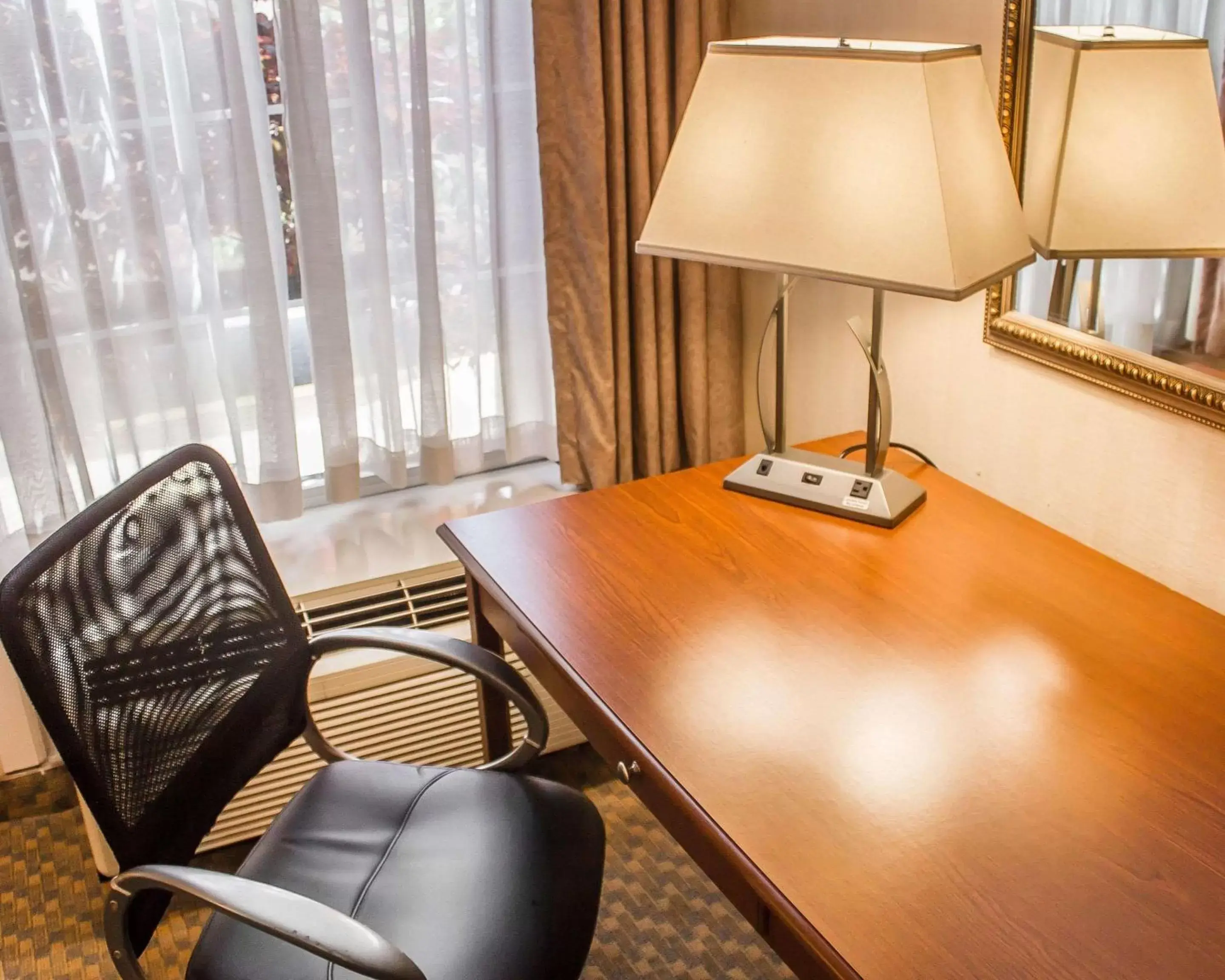 Photo of the whole room, Seating Area in Comfort Inn Wethersfield - Hartford