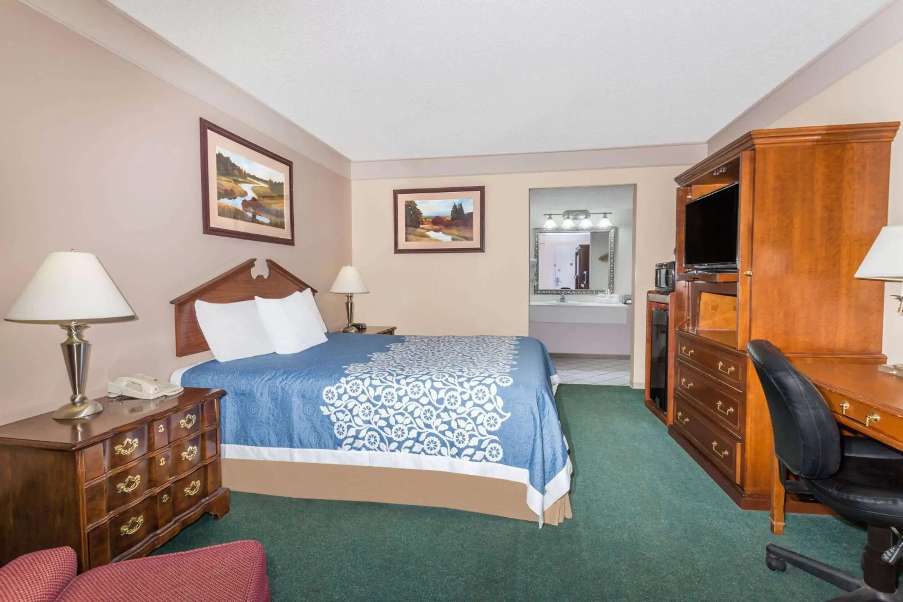 Photo of the whole room, Bed in Days Inn by Wyndham Delta CO