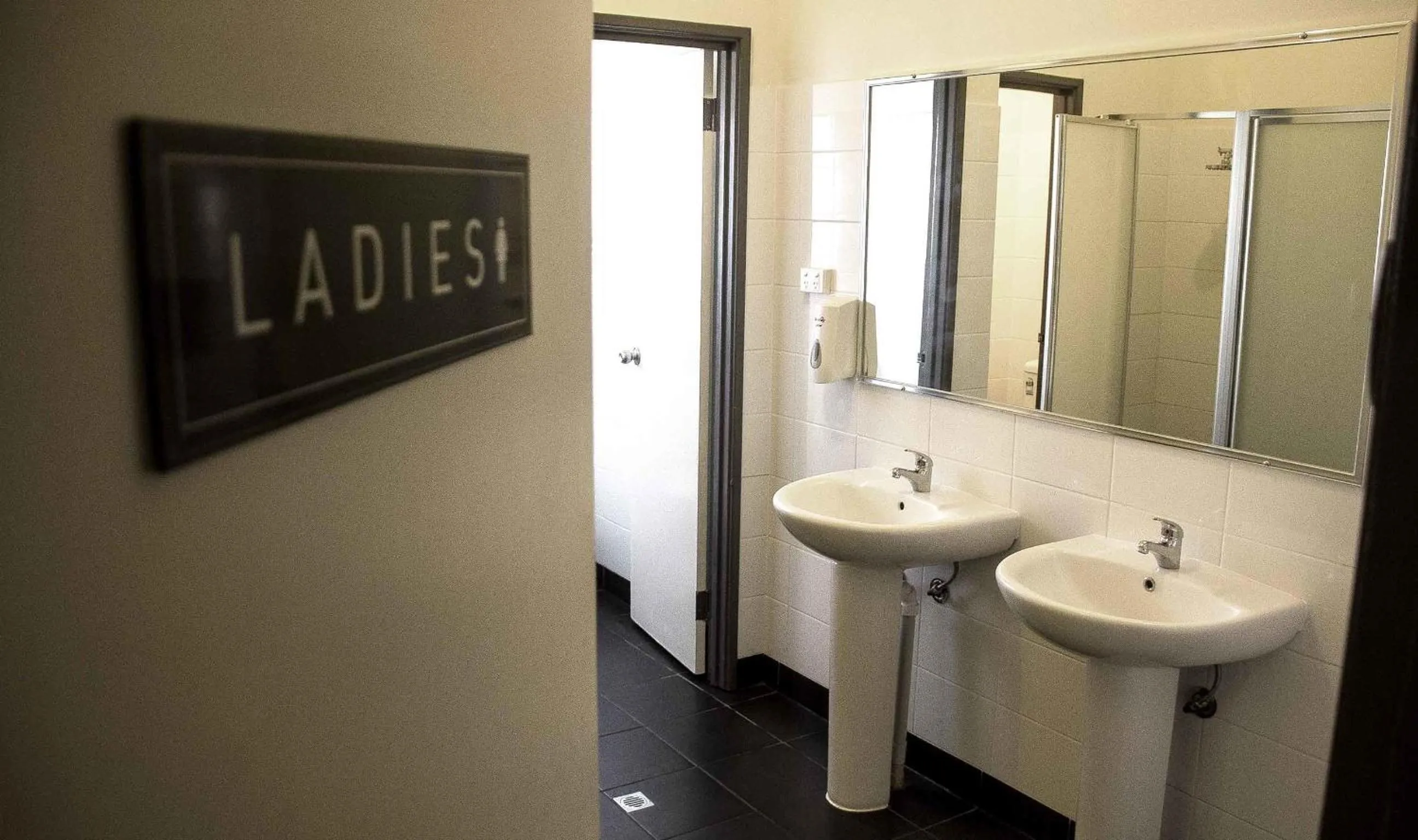 Bathroom in The Shiralee