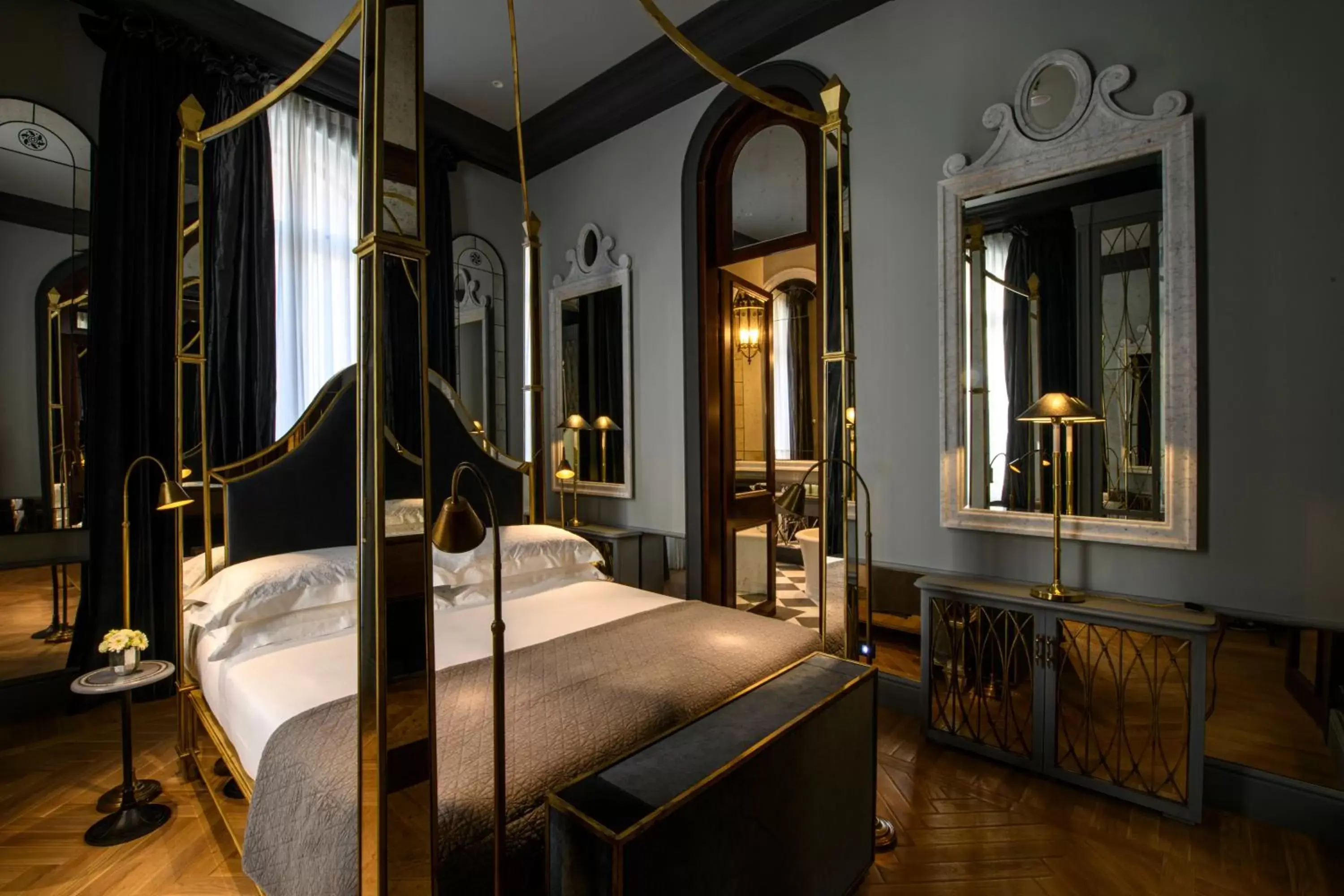 Guests, Bed in Helvetia&Bristol Firenze – Starhotels Collezione