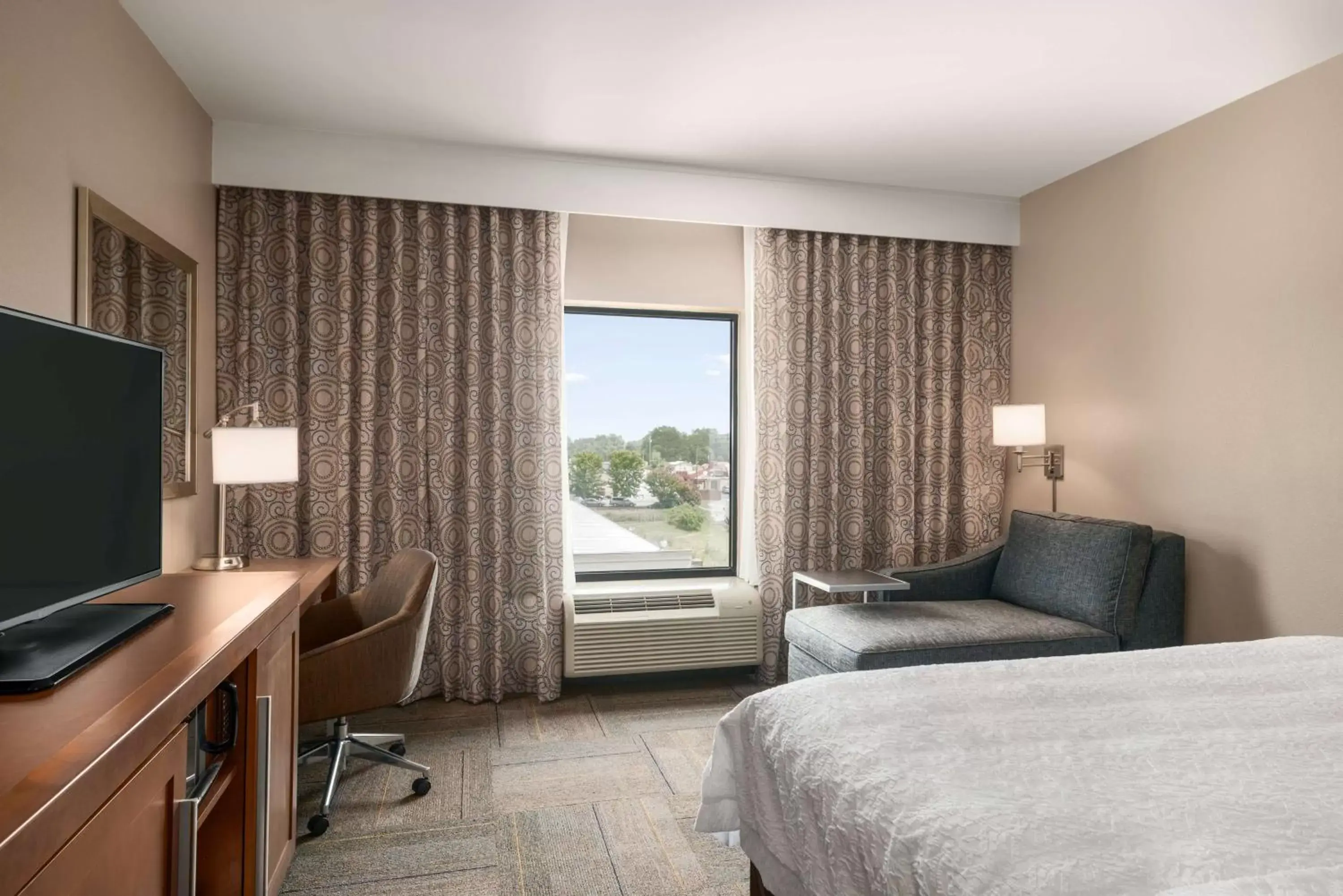 Bed in Hampton Inn & Suites - Lavonia, GA