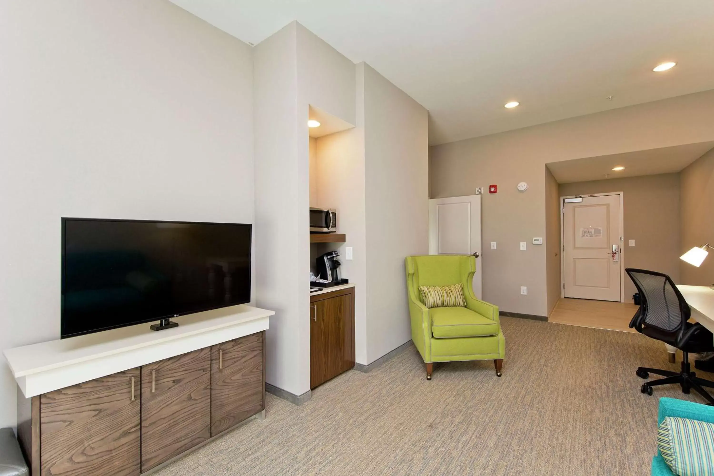 Bedroom, TV/Entertainment Center in Hilton Garden Inn Martinsburg