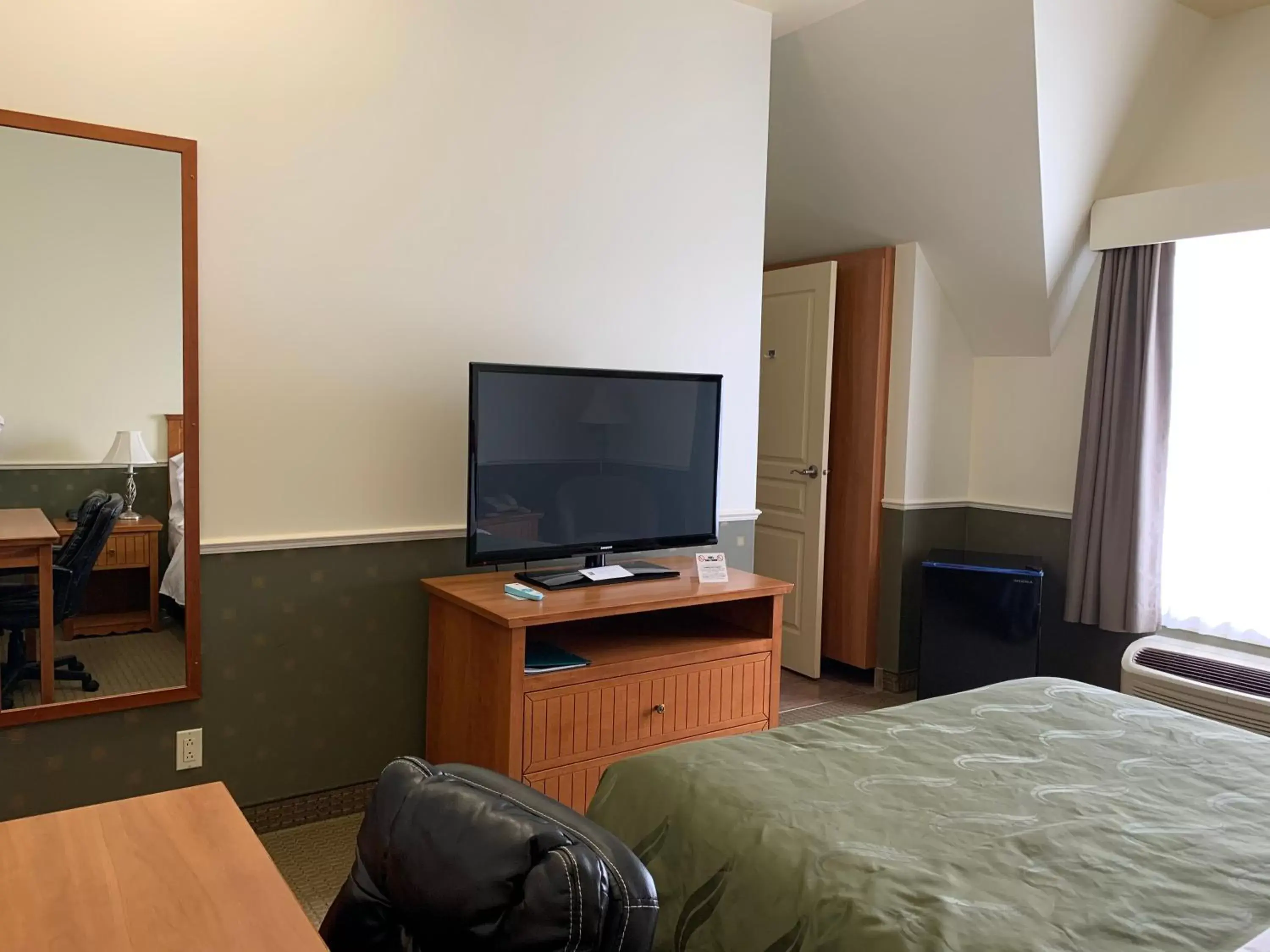 TV and multimedia, TV/Entertainment Center in Quality Inn Riviere-Du-Loup