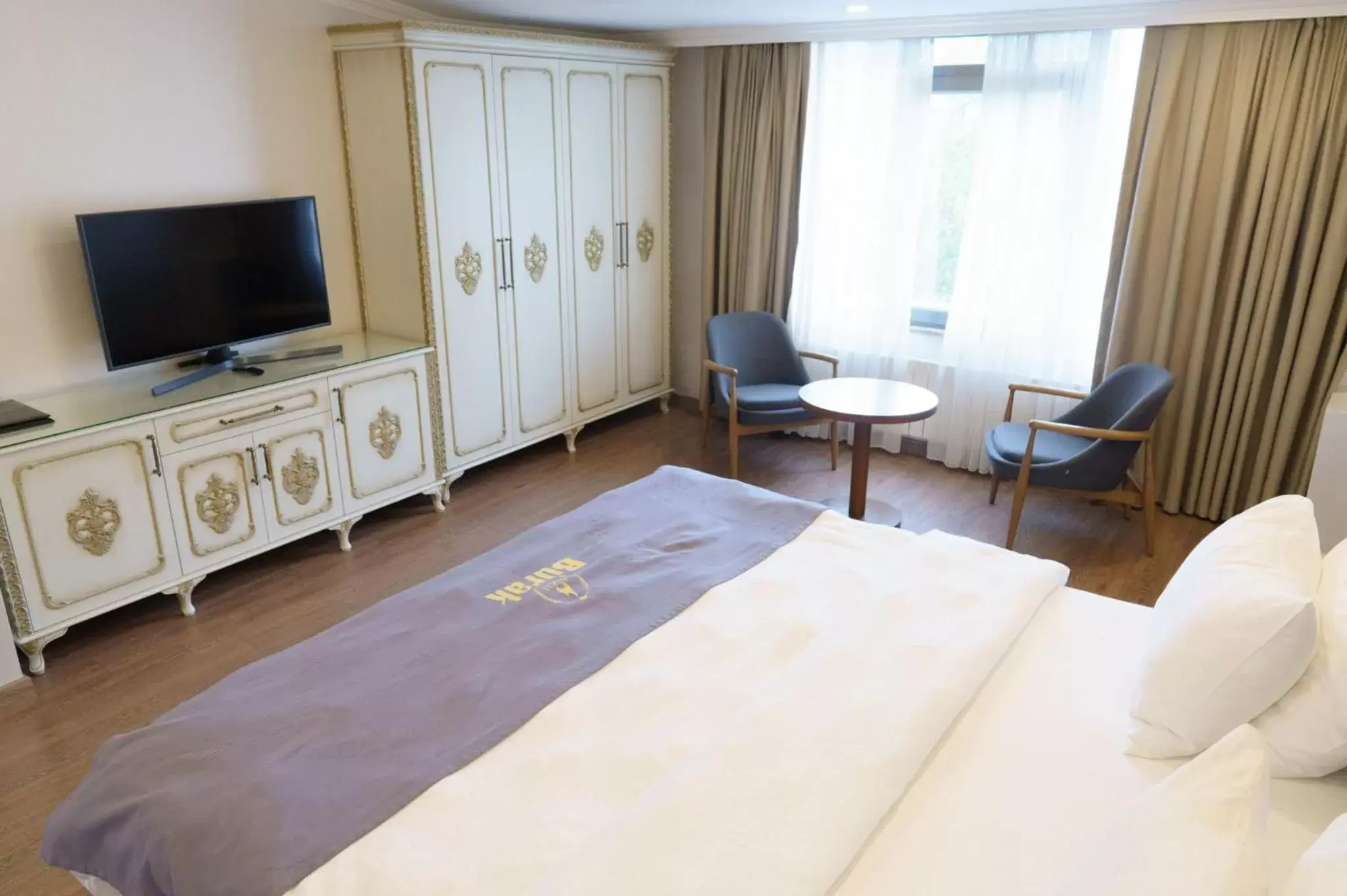 Bed, TV/Entertainment Center in Almadina Hotel Istanbul