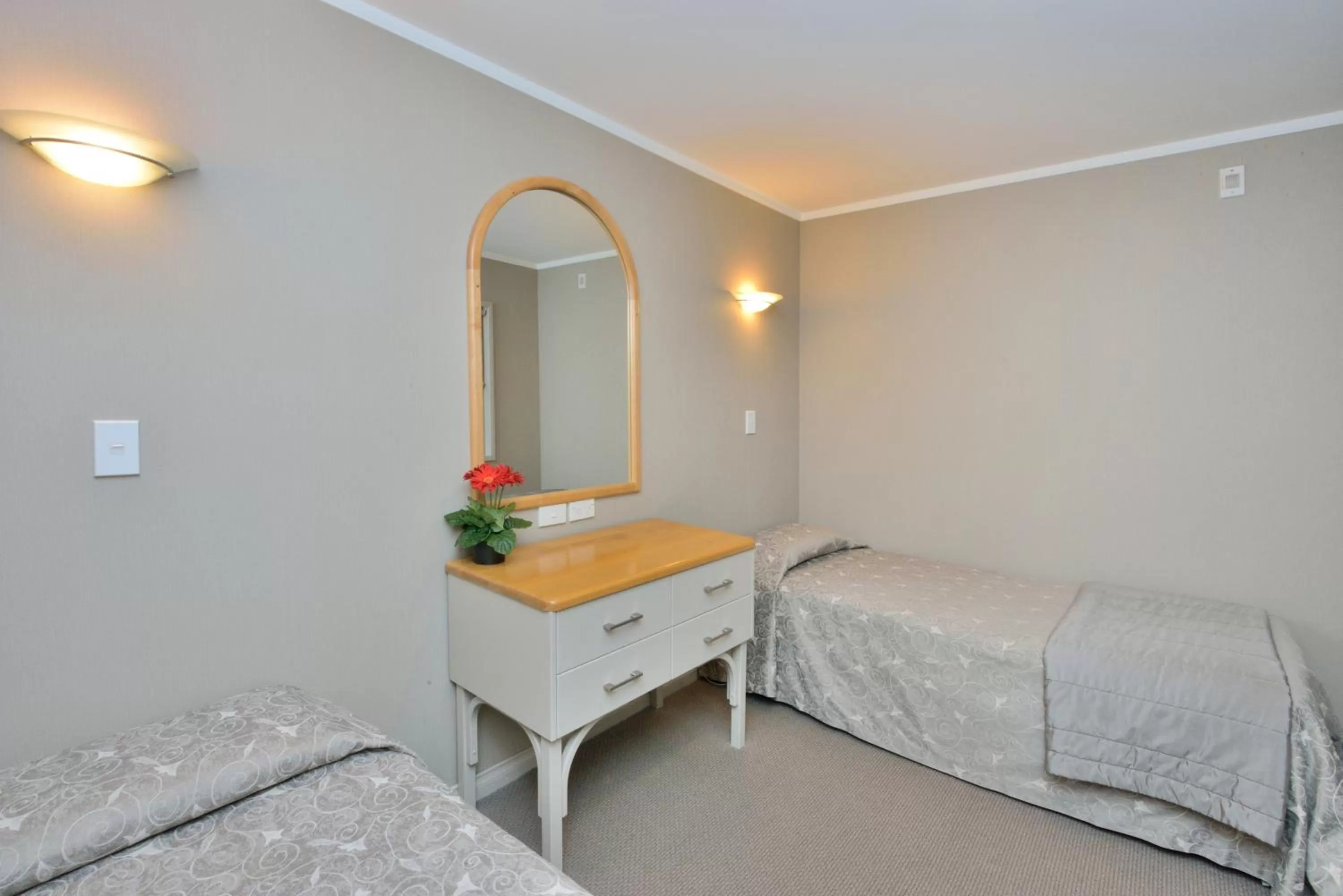 Bedroom, Bed in Shoreline Motel