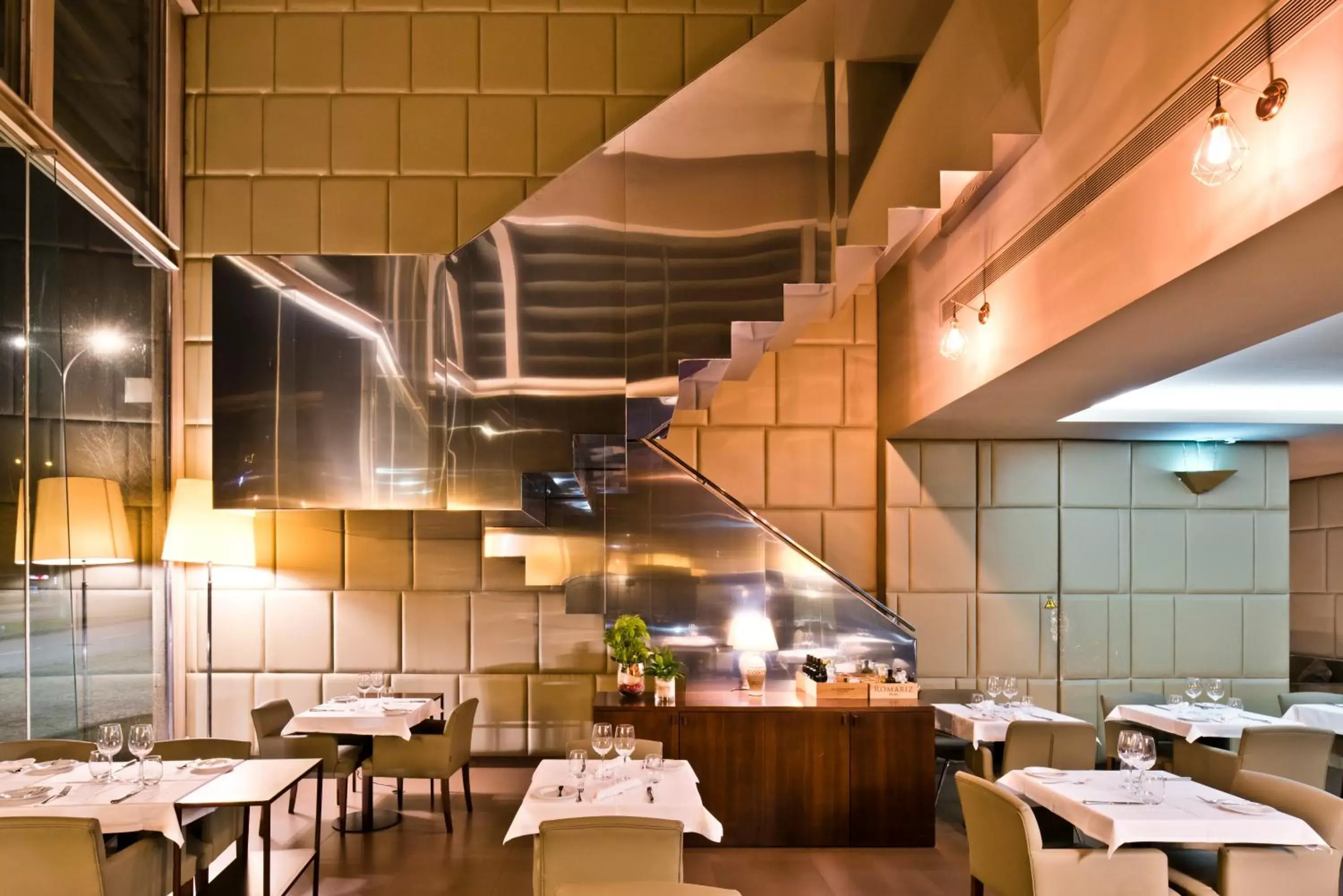 Restaurant/places to eat, Kitchen/Kitchenette in Golden Tulip São João da Madeira Hotel