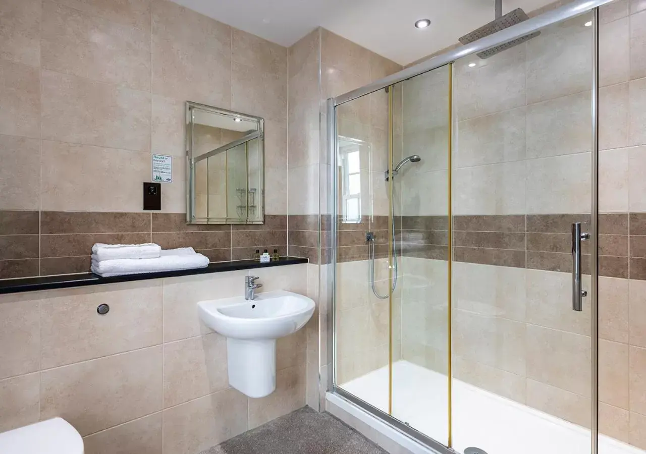 Shower, Bathroom in Kingscliff Hotel