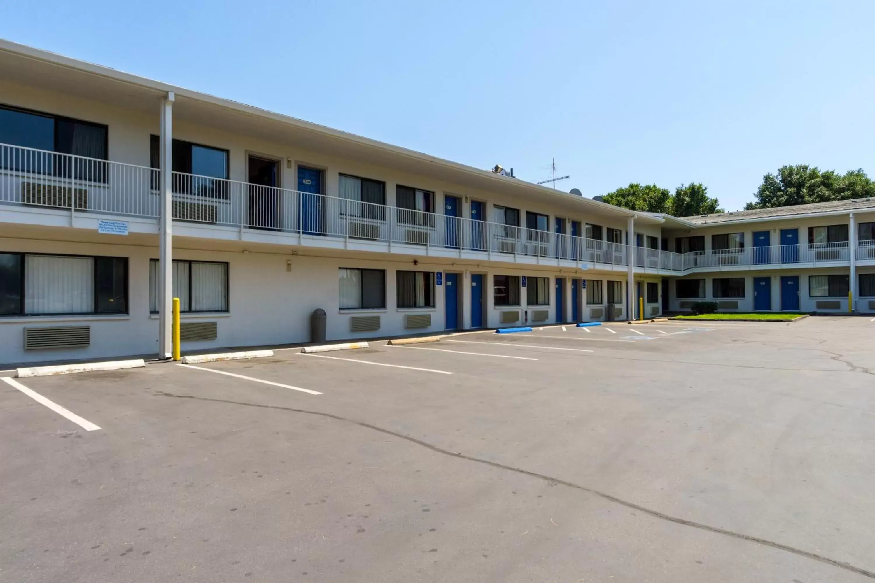 Facade/entrance, Property Building in Motel 6-Redding, CA - Central