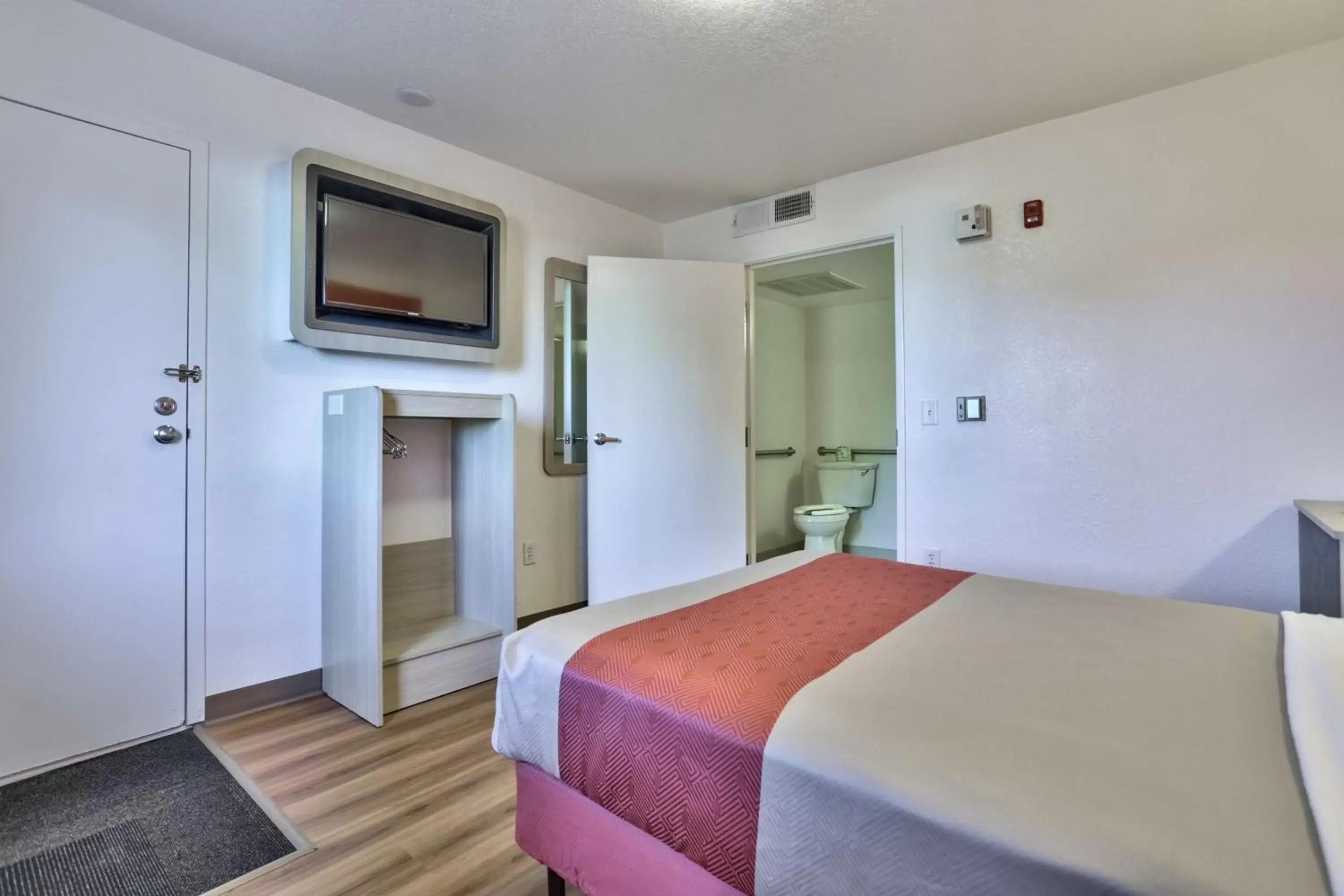 Toilet, Bed in Motel 6-Flagstaff, AZ - Butler