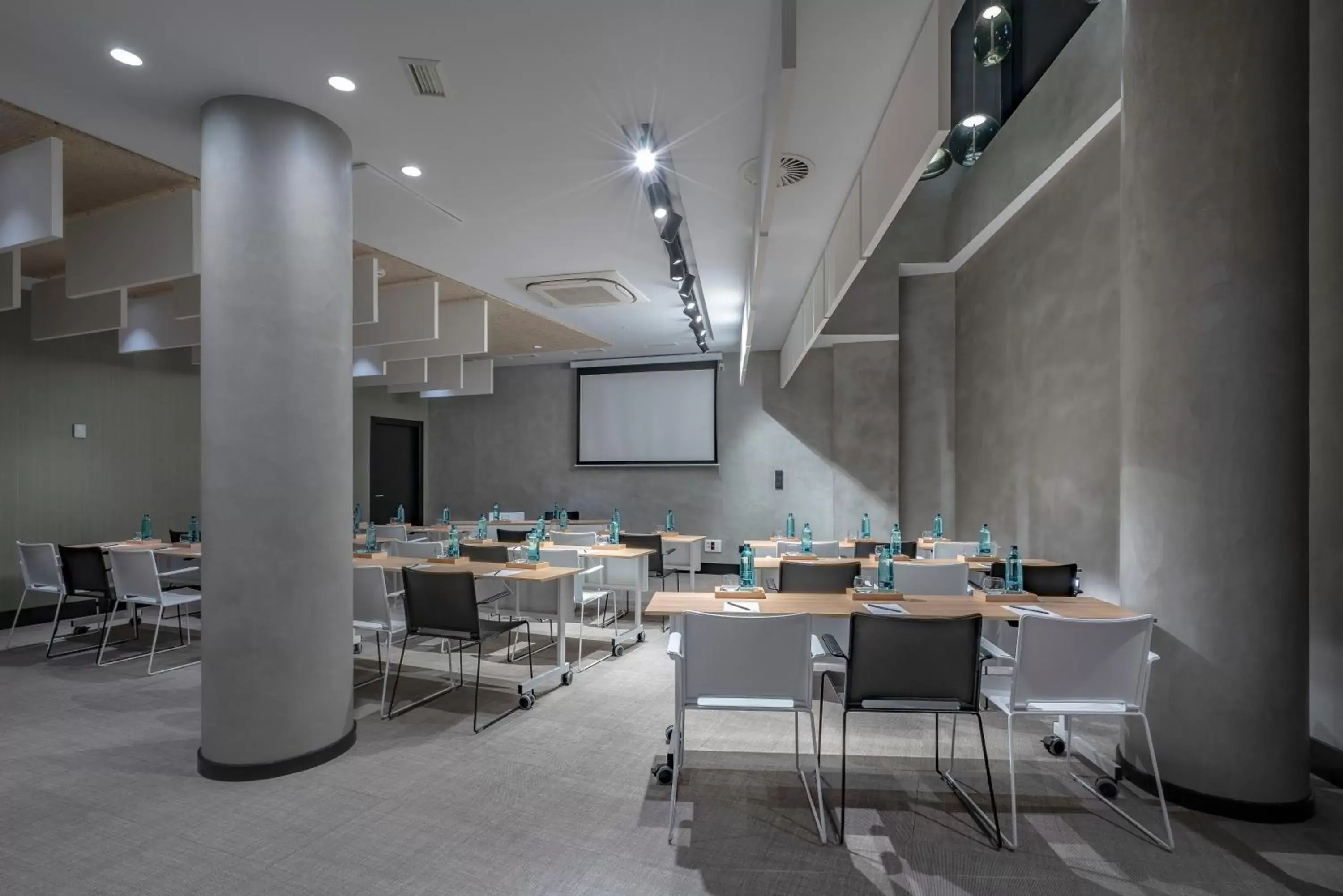 Meeting/conference room, Restaurant/Places to Eat in Vincci Consulado de Bilbao