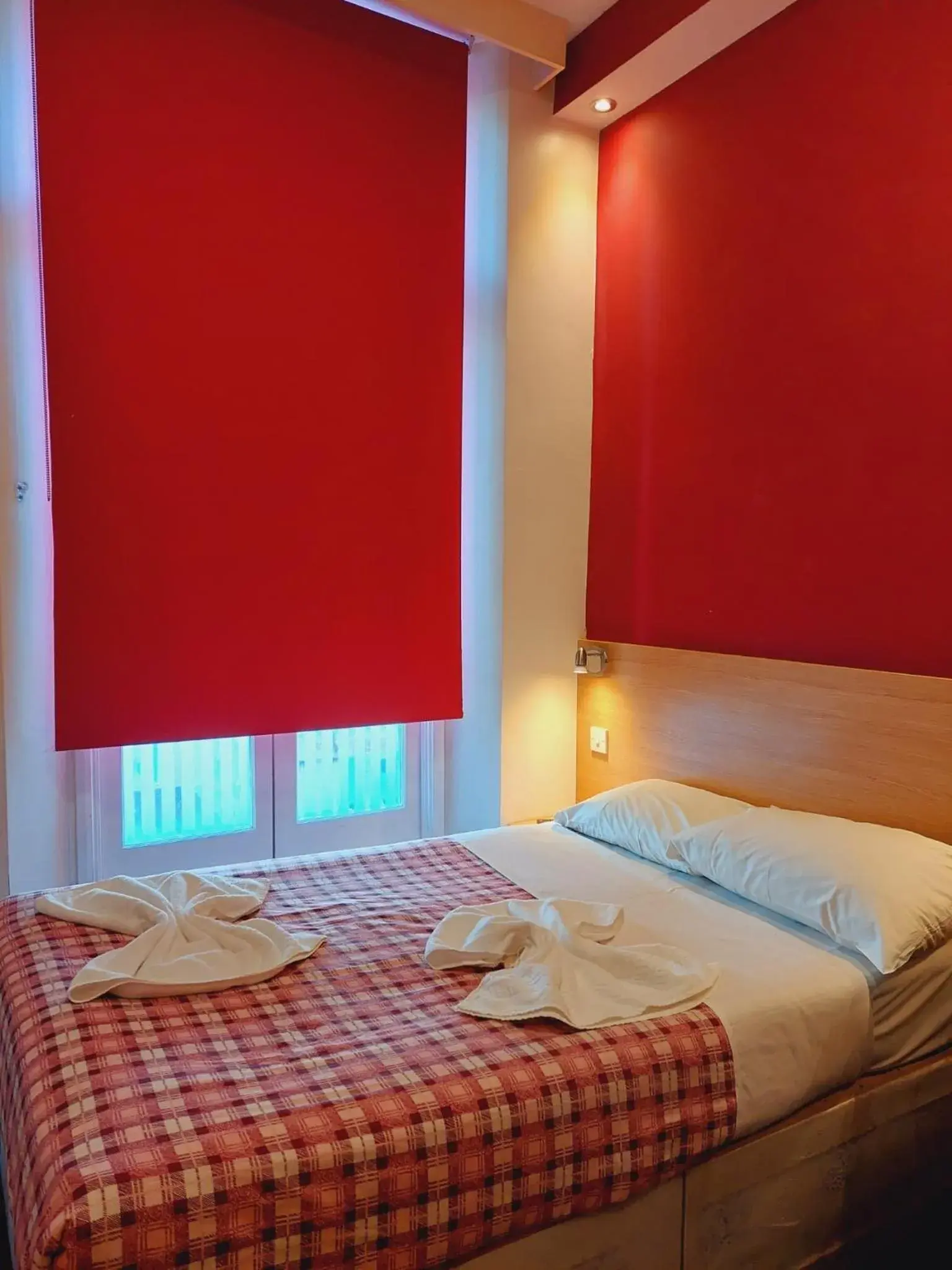 Bedroom, Bed in Carlton Hotel B & B
