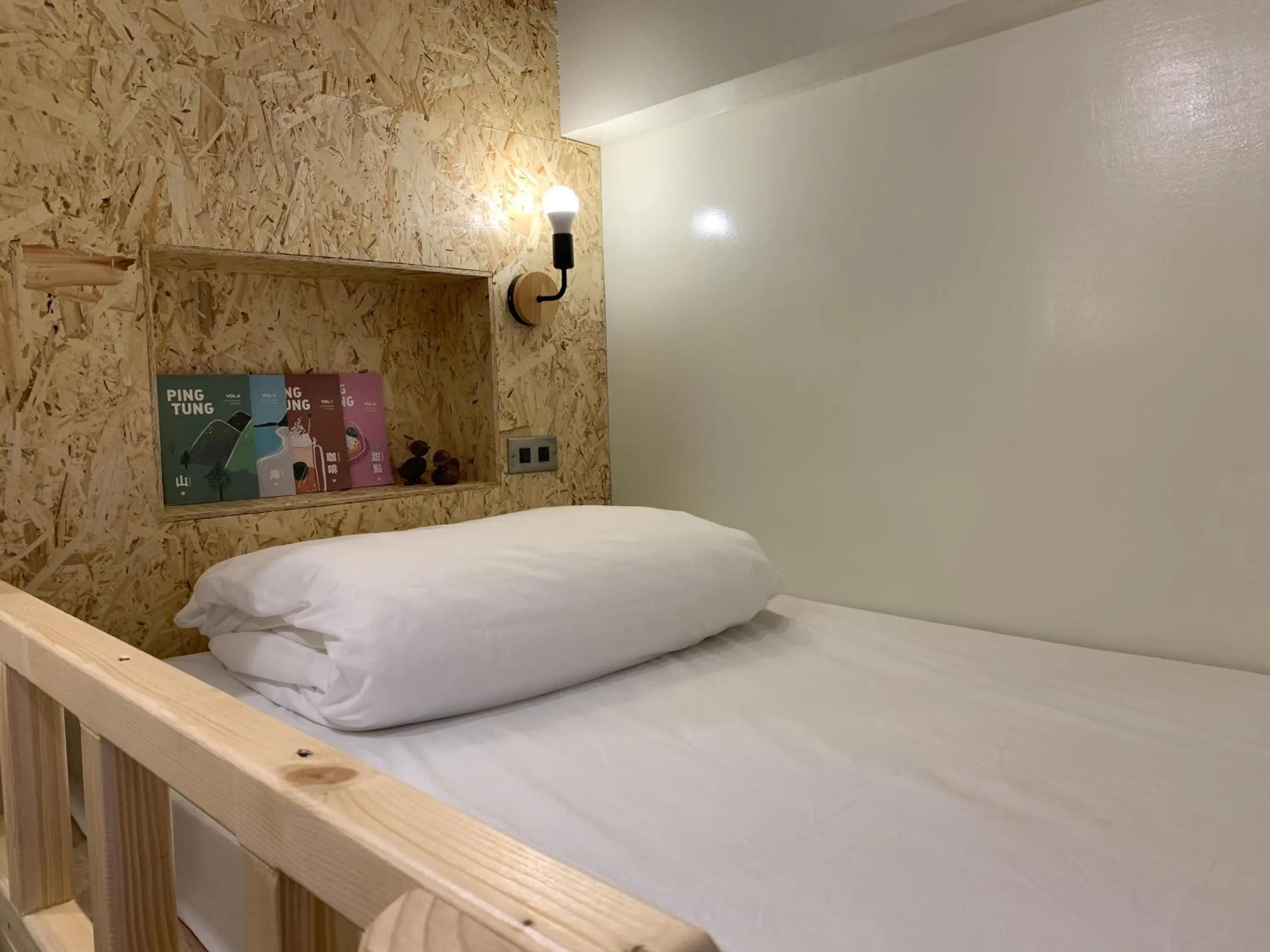 Decorative detail, Bed in 墾丁秋莊會館 附限量停車位 不保證有位置 無法事先預留 背包房無車位 預訂後記得加Line聯繫