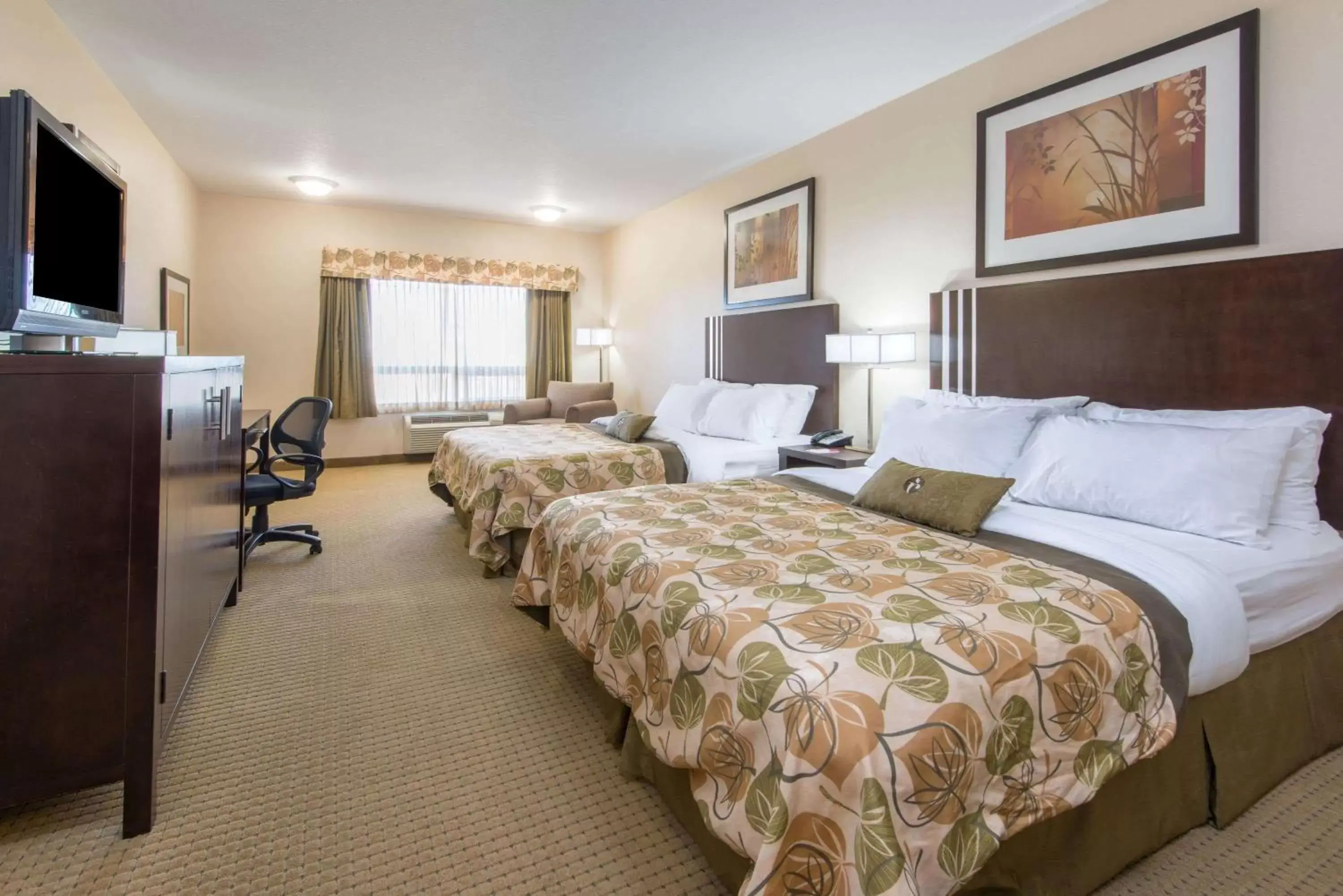 Photo of the whole room, Bed in Ramada by Wyndham Wainwright
