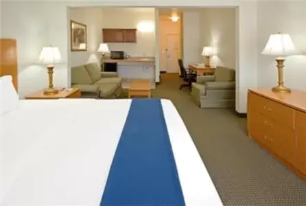 Photo of the whole room, Bed in Holiday Inn Express Hotel & Suites Columbus, an IHG Hotel