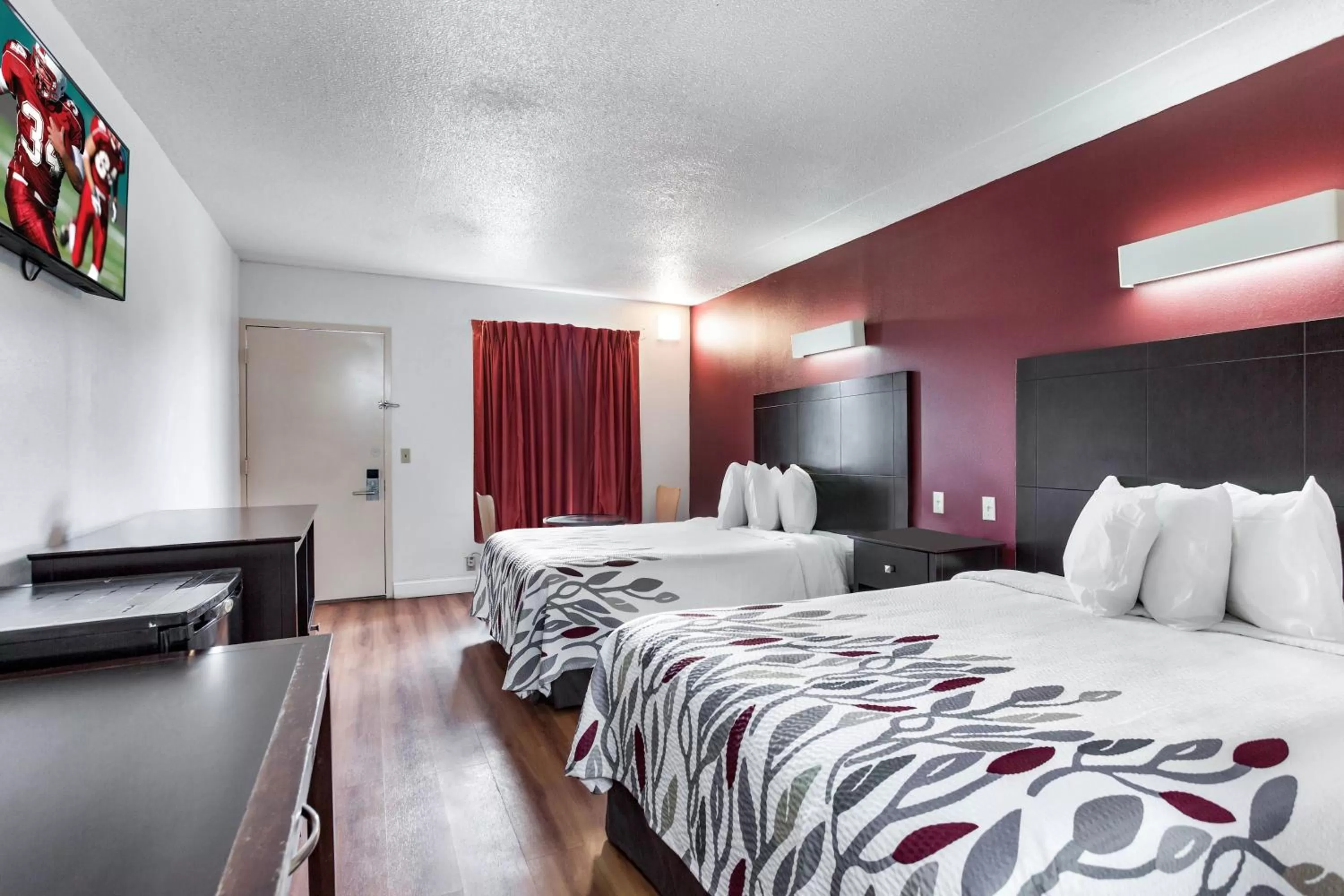 Photo of the whole room, Bed in Red Roof Inn Monteagle - I-24