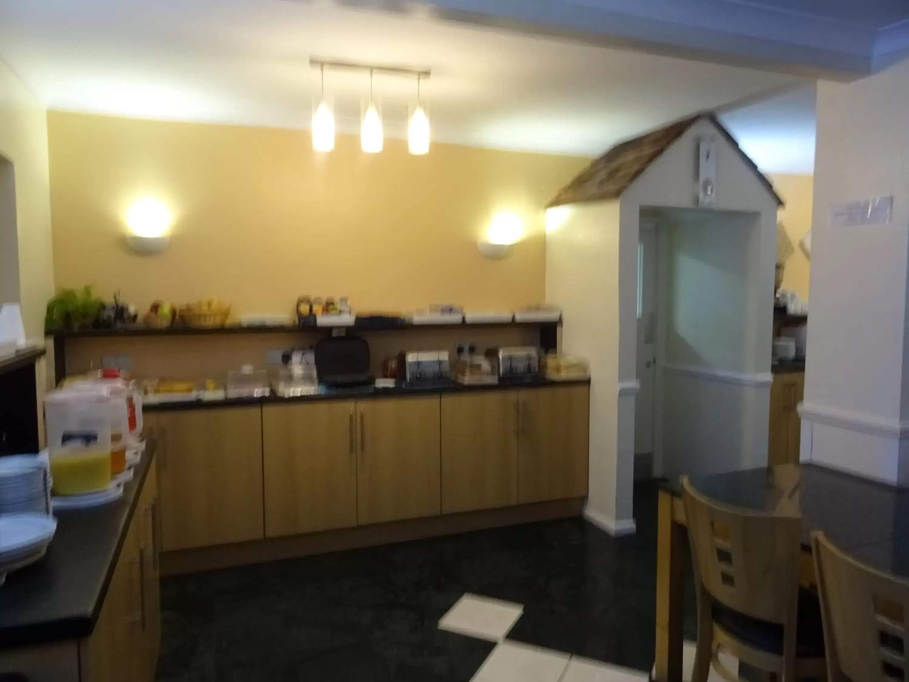 Restaurant/places to eat, Kitchen/Kitchenette in The Gatwick White House Hotel