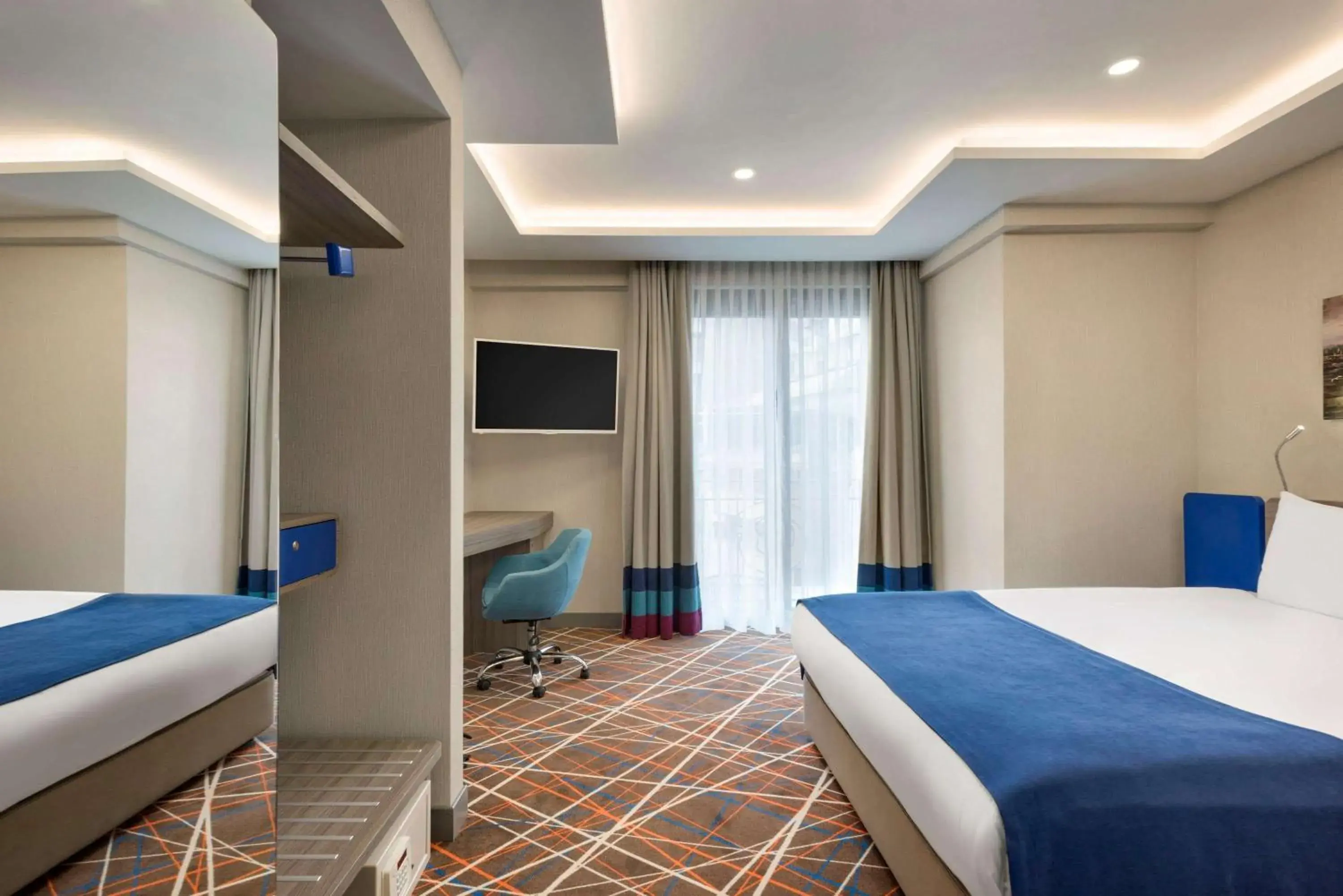 Photo of the whole room, Bed in Tryp by Wyndham Istanbul Taksim