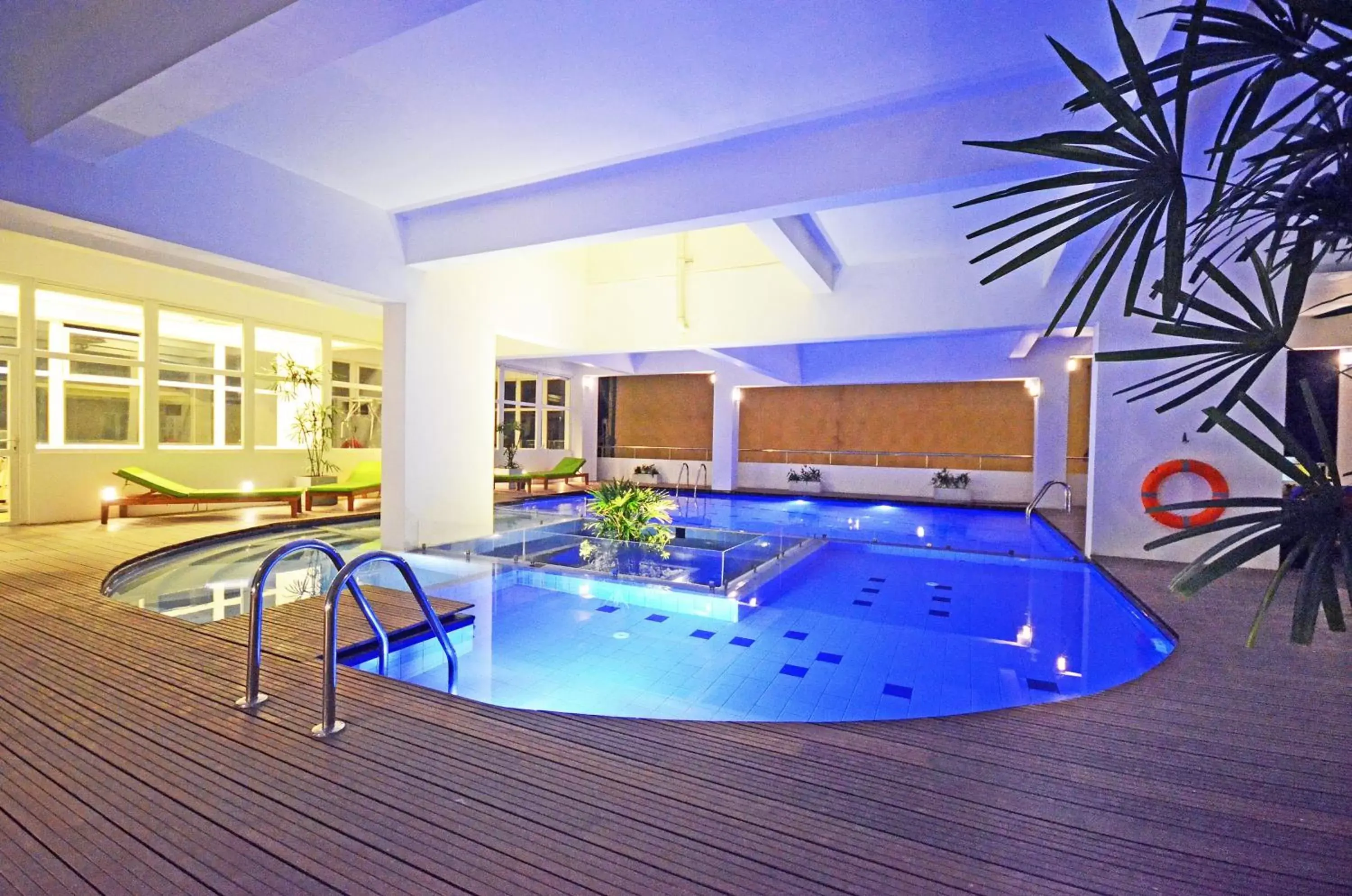 Swimming Pool in Ocean Edge Suites & Hotel Colombo