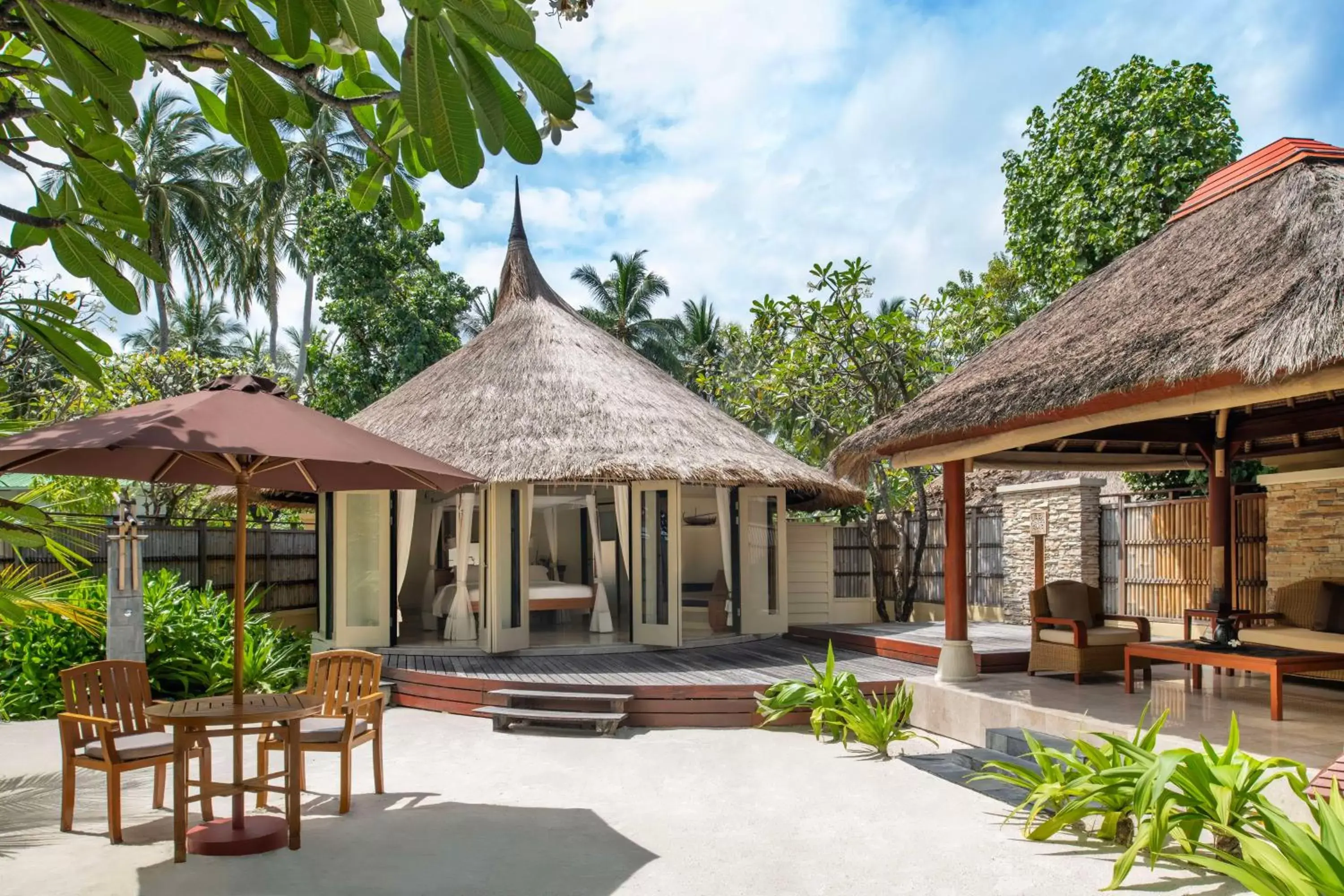 Beach, Swimming Pool in Banyan Tree Vabbinfaru