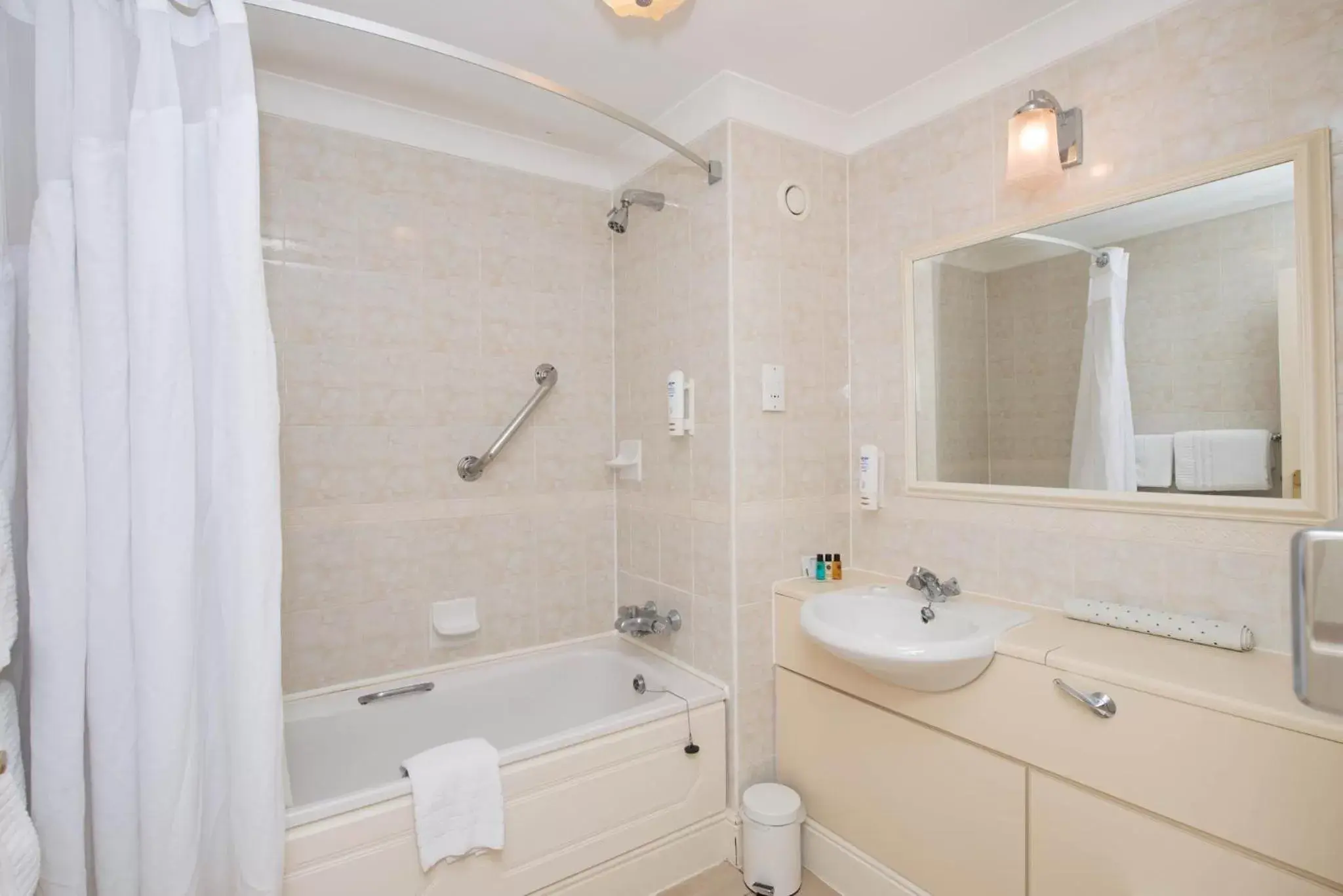 Photo of the whole room, Bathroom in Holiday Inn Reading West, an IHG Hotel