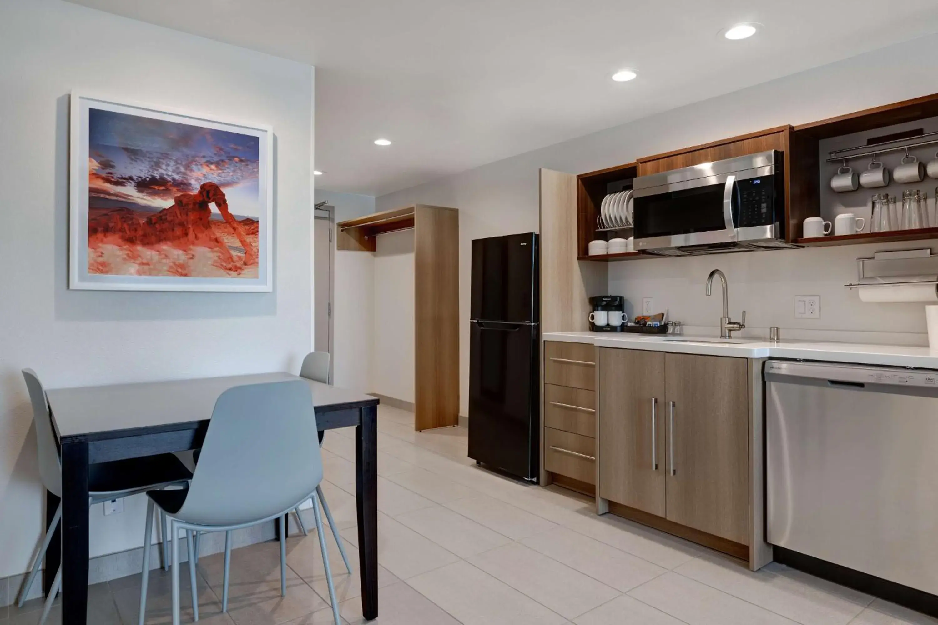 Kitchen or kitchenette, Kitchen/Kitchenette in Home2 Suites By Hilton Las Vegas Southwest I-215 Curve
