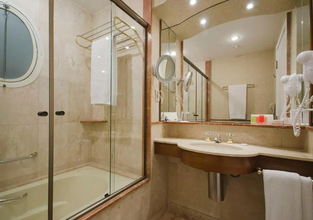 Hot Tub, Bathroom in Gran Estanplaza Berrini