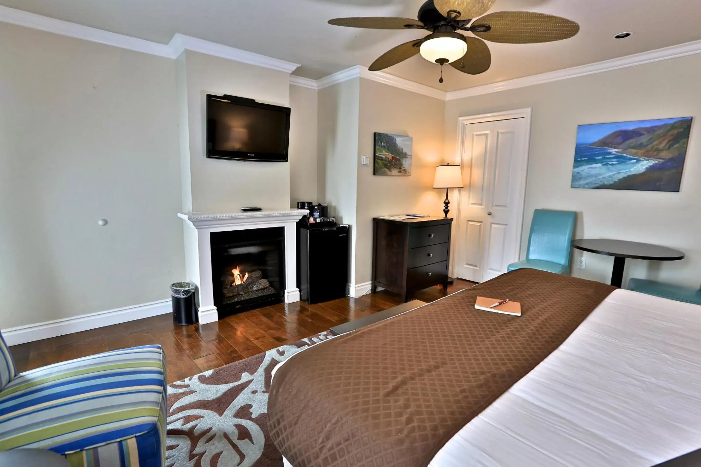 Bedroom, TV/Entertainment Center in Beach Bungalow Inn and Suites