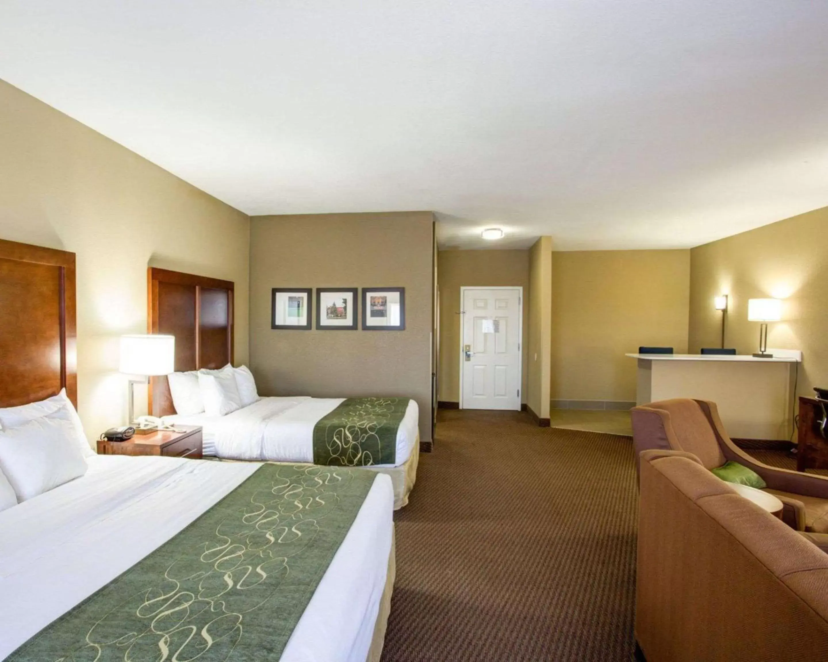 Bedroom, Bed in Comfort Suites